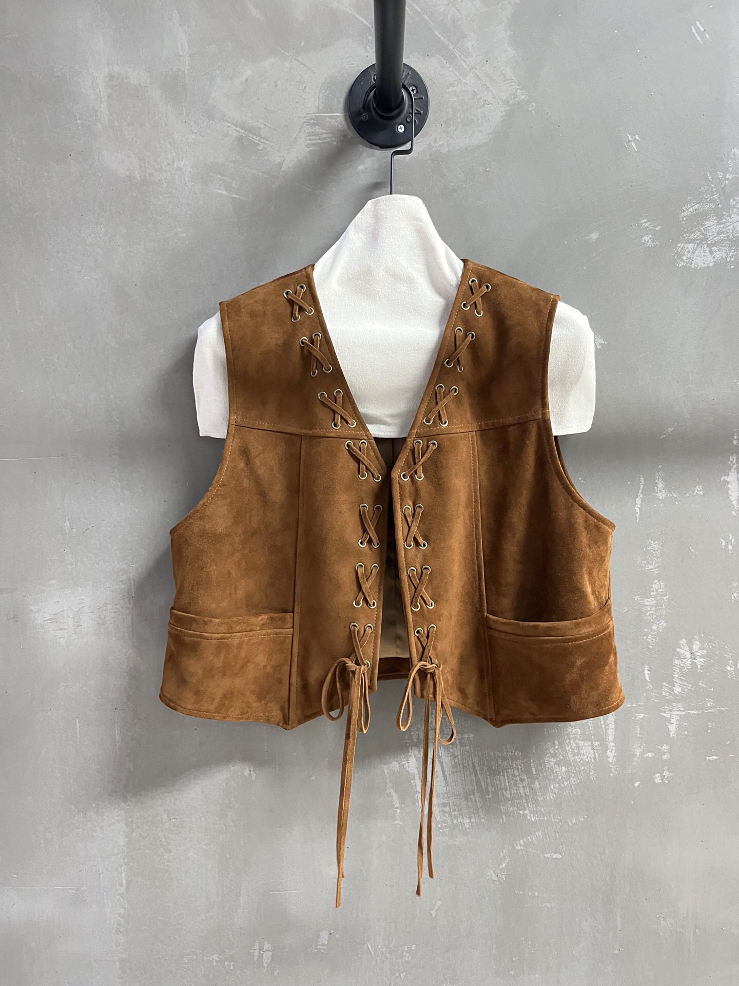 NO:821237,MiuMi* Introduction | 2026 Spring New Products The best vest item of this season!  Classic retro ethnic style, strap design, slim fit, versatile and fashionable!  - MATERIAL - Leather imported Turkish mixed sheep suede size M-19860909MiuMi*简介｜2026春装新品 本季度最佳马甲单品！经典复古民族风 绑带设计 显瘦版型不挑人百搭又时髦！ - MATERIAL 材质 - 皮面进口土耳其混种羊反绒 size M- XL M码胸围102衣长44肩宽36,缪缪-服装,miumiu,,Women's clothing