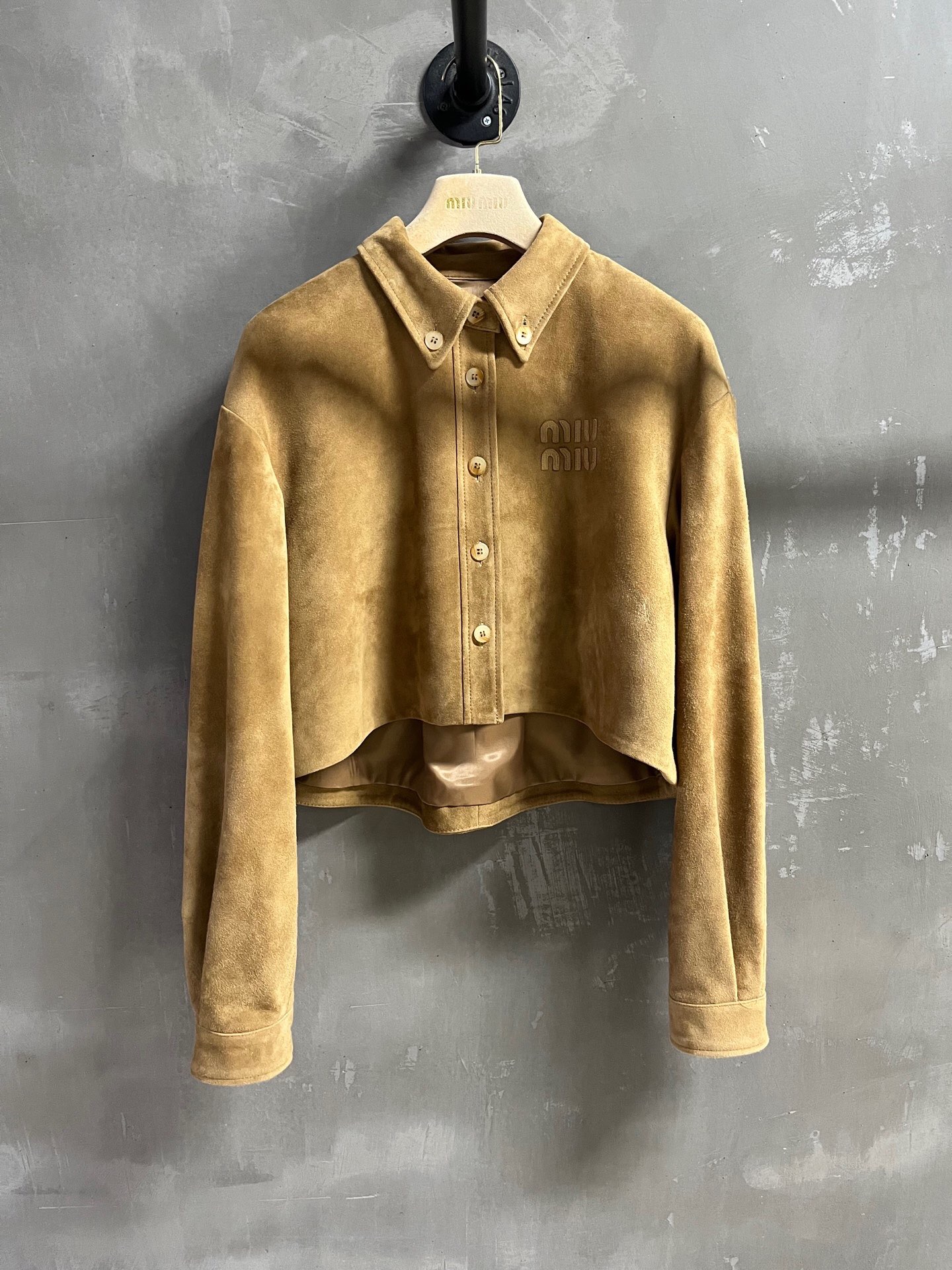 NO:821930,Introduction to MiuM*u | 2026 Spring New Products The best outerwear item of the season!  Original custom-made, sweet and cool retro style, easy-to-match and fashionable version!  - MATERIAL material - leather imported Turkish mixed cashmere surface size S-19860909MiuM*u简介｜2026春装新品 本季度最佳外套单品！原版订制 甜酷风复古气质,版型不挑人百搭又时髦！ - MATERIAL 材质 - 皮面进口土耳其混种羊绒面 sizeＳ- XL M码胸围118后衣长48肩宽51袖长58,缪缪-服装,miumiu,jackets & coats,,Women's clothing