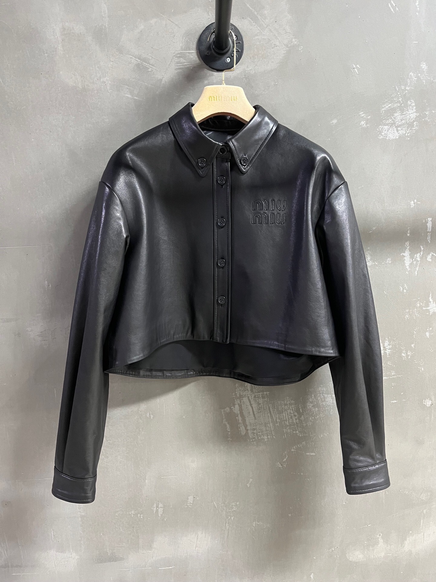 NO:821934,Introduction to MiuM*u | 2026 Spring New Products The best outerwear item of the season!  Original custom-made, sweet and cool retro style, easy-to-match and fashionable version!  - MATERIAL Material - Leather surface imported Turkish vegetable tanned sheepskin sizeＳ-19860909MiuM*u简介｜2026春装新品 本季度最佳外套单品！原版订制 甜酷风复古气质,版型不挑人百搭又时髦！ - MATERIAL 材质 - 皮面进口土耳其植鞣羊皮 sizeＳ- XL M码胸围118后衣长48肩宽51袖长58,缪缪-服装,miumiu,jackets & coats,sheepskin,,Women's clothing