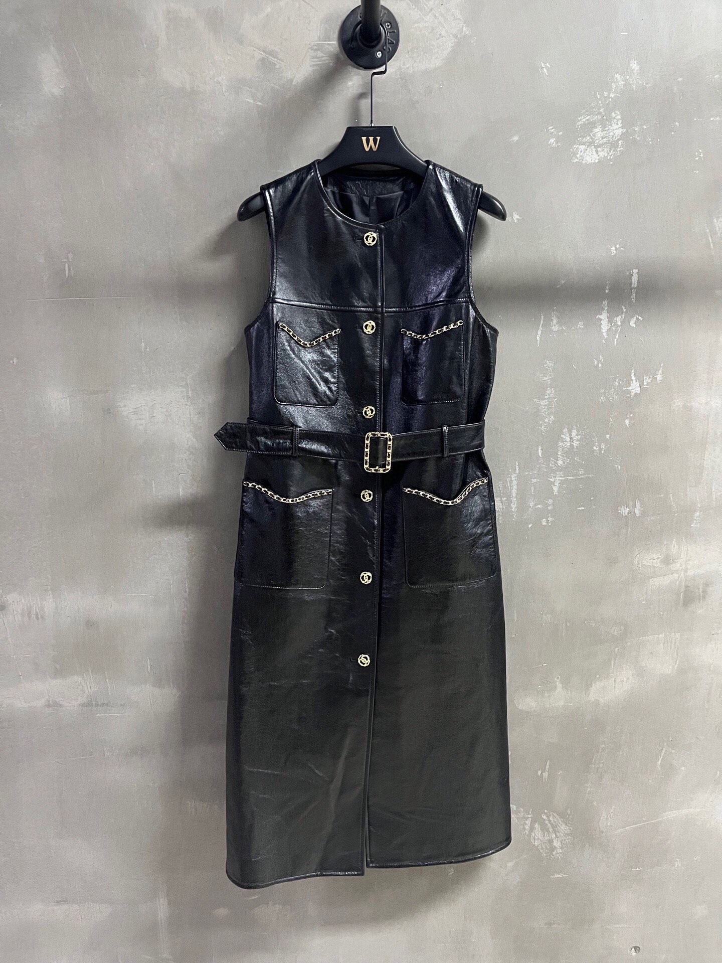 NO:822196,Introduction to Chan*l｜2026 Spring New Products The best vest item of this season!  The classic Chanel chain design is versatile and fashionable!  The neatly cut and interspersed metal chains make the leather jacket no longer monotonous. Customized camellia lining and molded custom hardware buttons!  - MATERIAL material - leather imported aurora lambskin size S-19860909Chan*l简介｜2026春装新品 本季度最佳马甲单品！经典香奈儿链条设计 版型不挑人百搭又时髦！利落裁剪的同时穿插金属链条让皮衣不再单调 定制山茶花里衬 开模订制五金扣子！ - MATERIAL 材质 - 皮面进口极光小羊皮 size Ｓ- XL M码胸围96 衣长110 肩宽36,香奈儿-服装,chanel,chanel,leather jacket,sheepskin,,Women's clothing