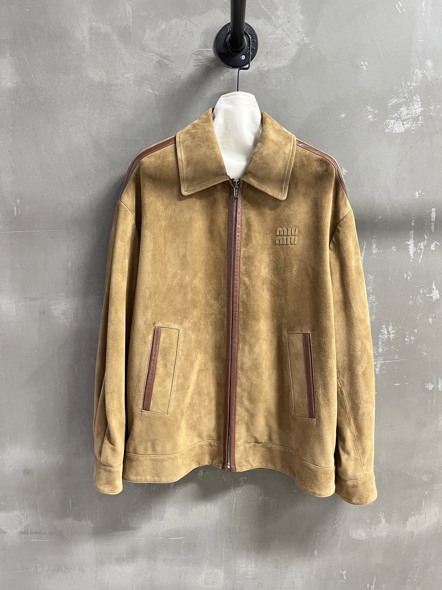 NO:868359,MiuMi* Introduction | 2026 Spring New Products The best outerwear item of the season!  Classic jacket with contrasting color design, slim fit, versatile and fashionable!  - MATERIAL Material - Leather imported Turkish mixed sheepskin size S-L19860909MiuMi*简介｜2026春装新品 本季度最佳外套单品！经典夹克撞色设计 显瘦版型不挑人百搭又时髦！ - MATERIAL 材质 - 皮面进口土耳其混种羊皮 size Ｓ- L M码胸围122衣长64袖长58肩宽57,缪缪-服装,miumiu,jackets & coats,jackets & coats,sheepskin,,Women's clothing