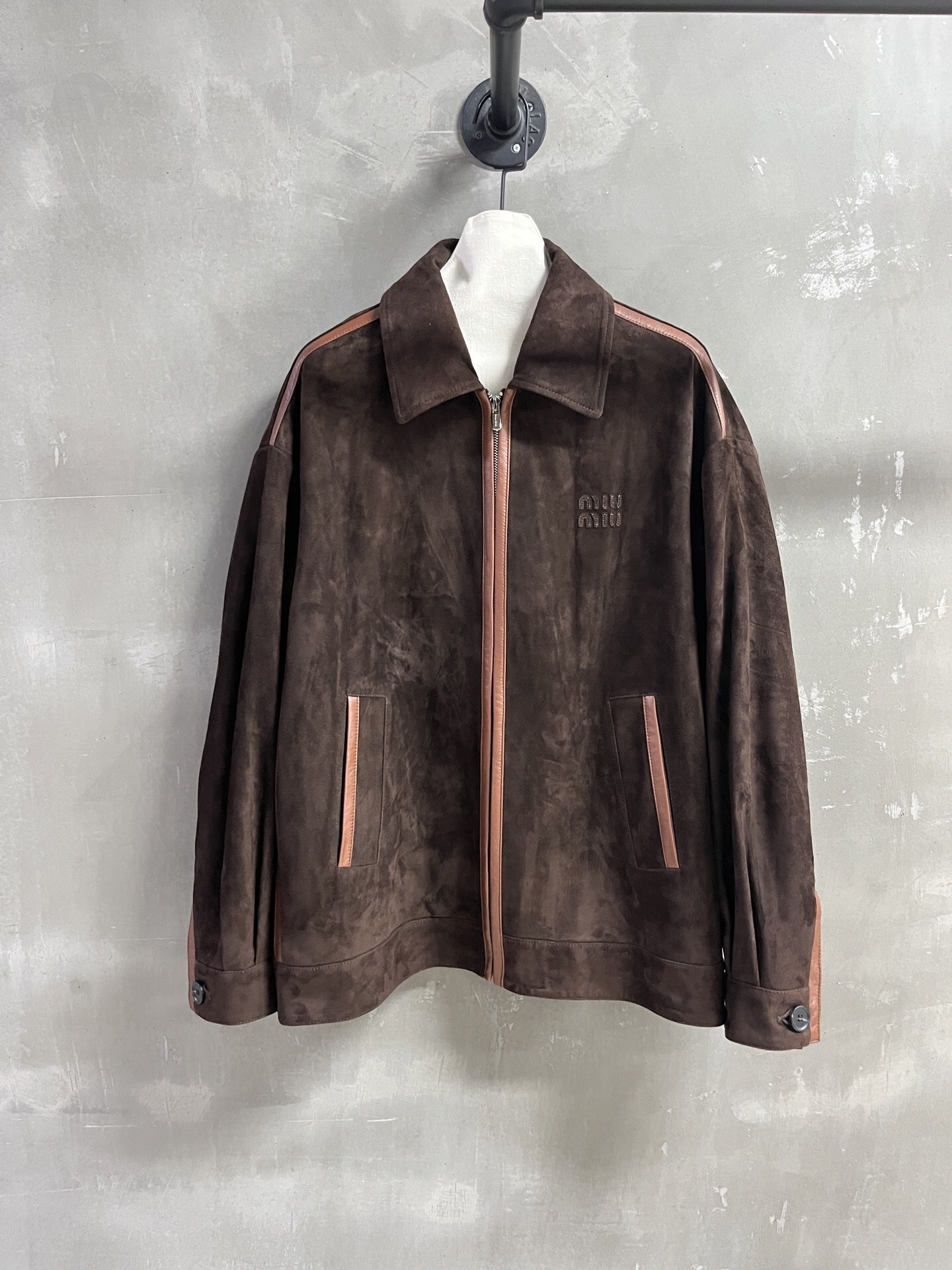 NO:822734,MiuMi* Introduction | 2026 Spring New Products The best outerwear item of the season!  Classic jacket with contrasting color design, slim fit, versatile and fashionable!  - MATERIAL Material - Leather imported Turkish mixed sheepskin size S-L19860909MiuMi*简介｜2026春装新品 本季度最佳外套单品！经典夹克撞色设计 显瘦版型不挑人百搭又时髦！ - MATERIAL 材质 - 皮面进口土耳其混种羊皮 size Ｓ- L M码胸围122衣长64袖长58肩宽57,缪缪-服装,miumiu,jackets & coats,jackets & coats,sheepskin,,Women's clothing
