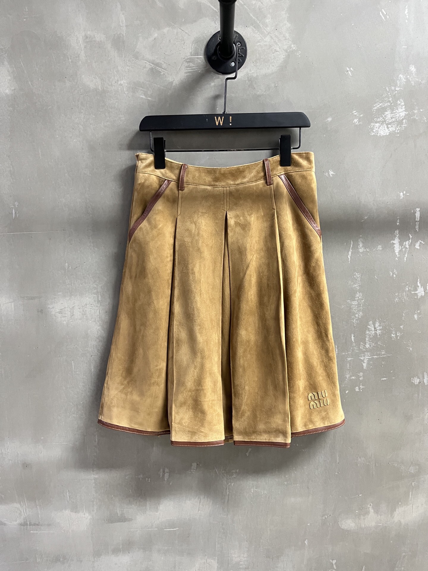 NO:868438,MiuMi* Introduction | 2026 Spring New Products The best skirt item of the season!  The slim fit is versatile and fashionable!  - MATERIAL Material - leather imported Turkish mixed sheepskin size S- L M size waist 76 skirt length 57, Miumiu-clothing, miumiu, skirts, sheepskin,19860909MiuMi*简介｜2026春装新品 本季度最佳半裙单品！显瘦版型不挑人百搭又时髦！ - MATERIAL 材质 - 皮面进口土耳其混种羊皮 size S- L M码腰围76 裙长57,缪缪-服装,miumiu,skirts,sheepskin,,Women's clothing