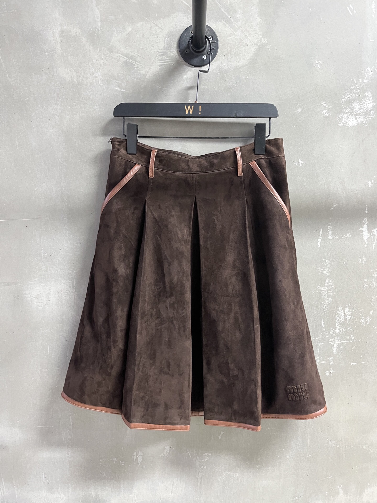 NO:822745,MiuMi* Introduction | 2026 Spring New Products The best skirt item of the season!  The slim fit is versatile and fashionable!  - MATERIAL Material - leather imported Turkish mixed sheepskin size S- L M size waist 76 skirt length 57, Miumiu-clothing, miumiu, skirts, sheepskin,19860909MiuMi*简介｜2026春装新品 本季度最佳半裙单品！显瘦版型不挑人百搭又时髦！ - MATERIAL 材质 - 皮面进口土耳其混种羊皮 size S- L M码腰围76 裙长57,缪缪-服装,miumiu,skirts,sheepskin,,Women's clothing
