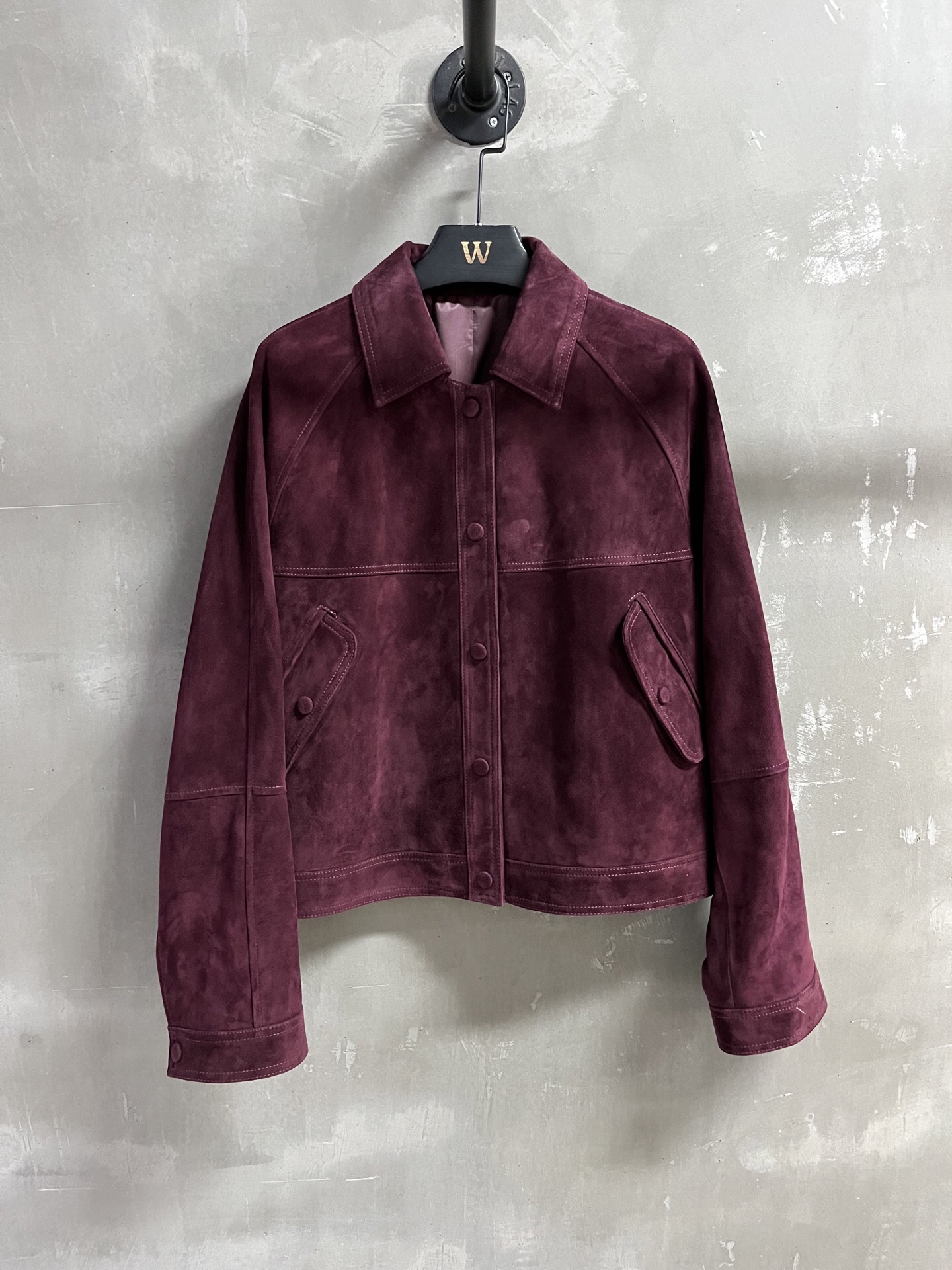 NO:868426,MiuMi* Introduction | 2026 Spring New Products The best outerwear item of the season!  The classic slimming silhouette is versatile and fashionable!  - MATERIAL Material - Leather imported Turkish mixed cashmere size S-19860909MiuMi*简介｜2026春装新品 本季度最佳外套单品！经典显瘦版型不挑人百搭又时髦！ - MATERIAL 材质 - 皮面进口土耳其混种羊绒 size Ｓ- XL M码胸围110 衣长52 袖长62肩宽44 price,缪缪-服装,miumiu,jackets & coats,,Women's clothing