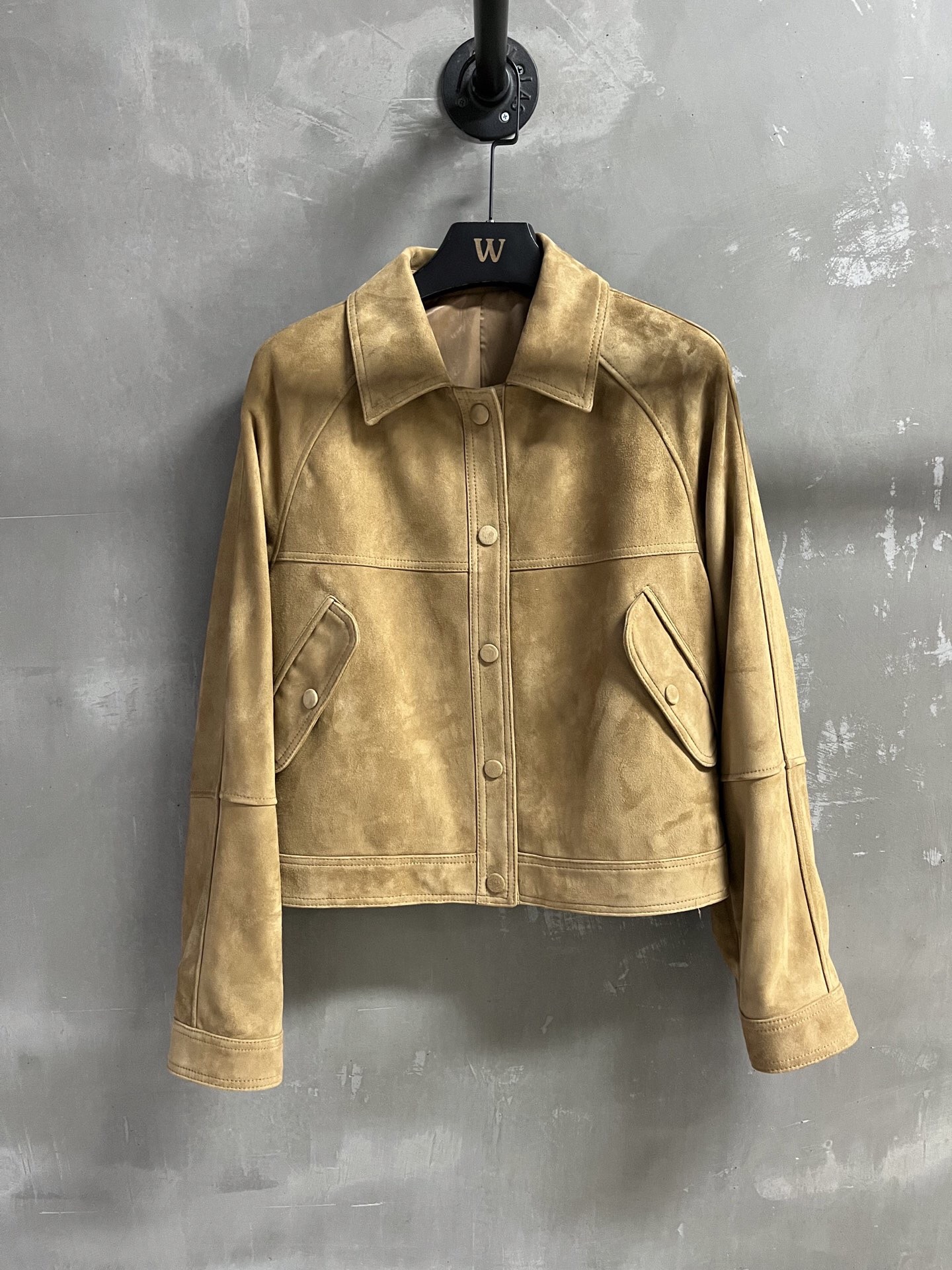 NO:823008,MiuMi* Introduction | 2026 Spring New Products The best outerwear item of the season!  The classic slimming silhouette is versatile and fashionable!  - MATERIAL Material - Leather imported Turkish mixed cashmere size S-19860909MiuMi*简介｜2026春装新品 本季度最佳外套单品！经典显瘦版型不挑人百搭又时髦！ - MATERIAL 材质 - 皮面进口土耳其混种羊绒 size Ｓ- XL M码胸围110 衣长52 袖长62肩宽44 price,缪缪-服装,miumiu,jackets & coats,,Women's clothing