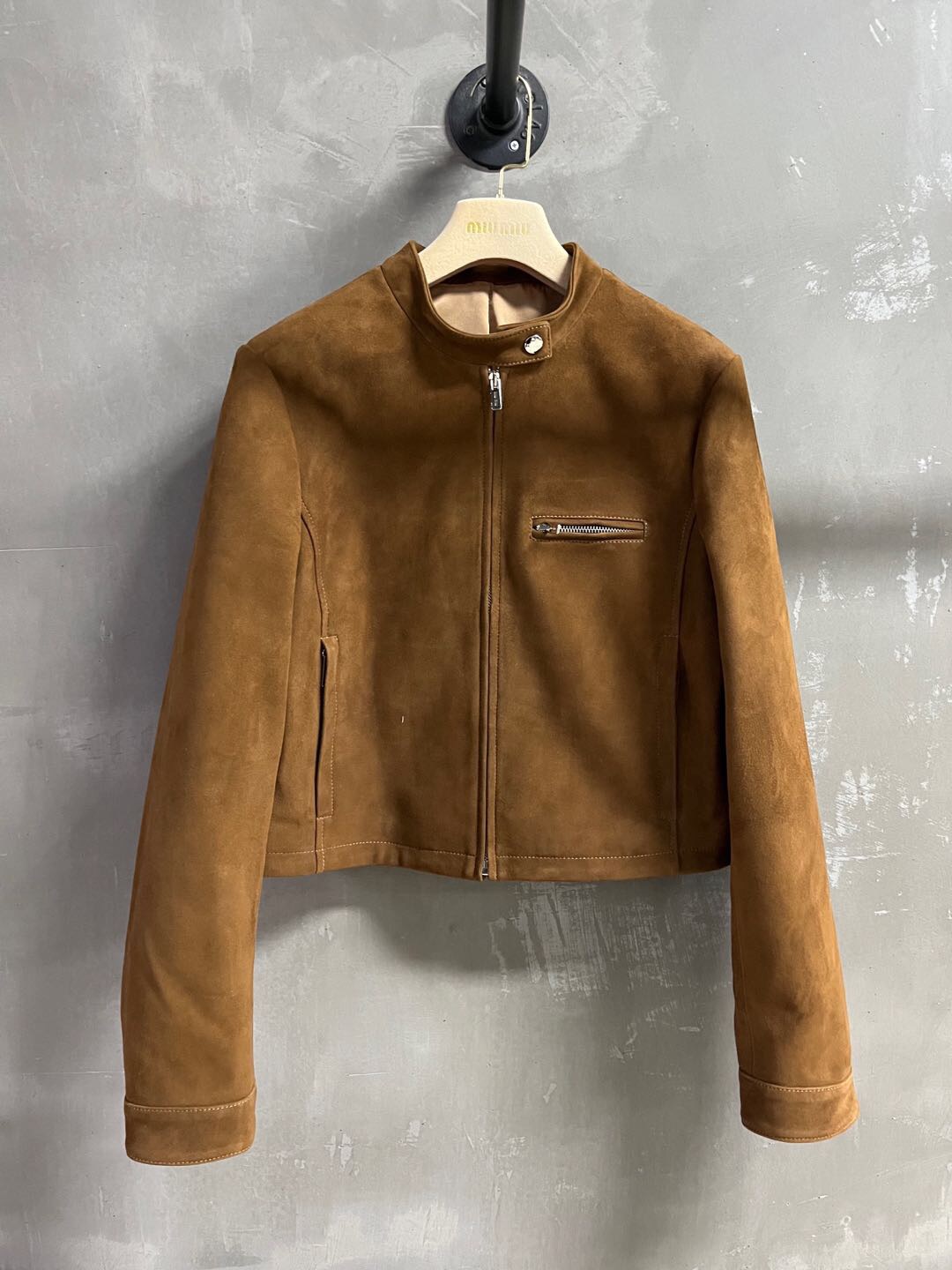 NO:825659,Introduction to MiuM*u | 2026 Spring New Products The best outerwear item of the season!  Original custom-made, sweet and cool retro style, easy-to-match and fashionable version!  - MATERIAL - Leather imported mixed breed sheep suede sizeＳ-19860909MiuM*u简介｜2026春装新品 本季度最佳外套单品！原版订制 甜酷风复古气质,版型不挑人百搭又时髦！ - MATERIAL 材质 - 皮面进口混种羊反绒 sizeＳ- XL M码胸围100 衣长47 肩宽43 袖长62,缪缪-服装,miumiu,jackets & coats,,Women's clothing