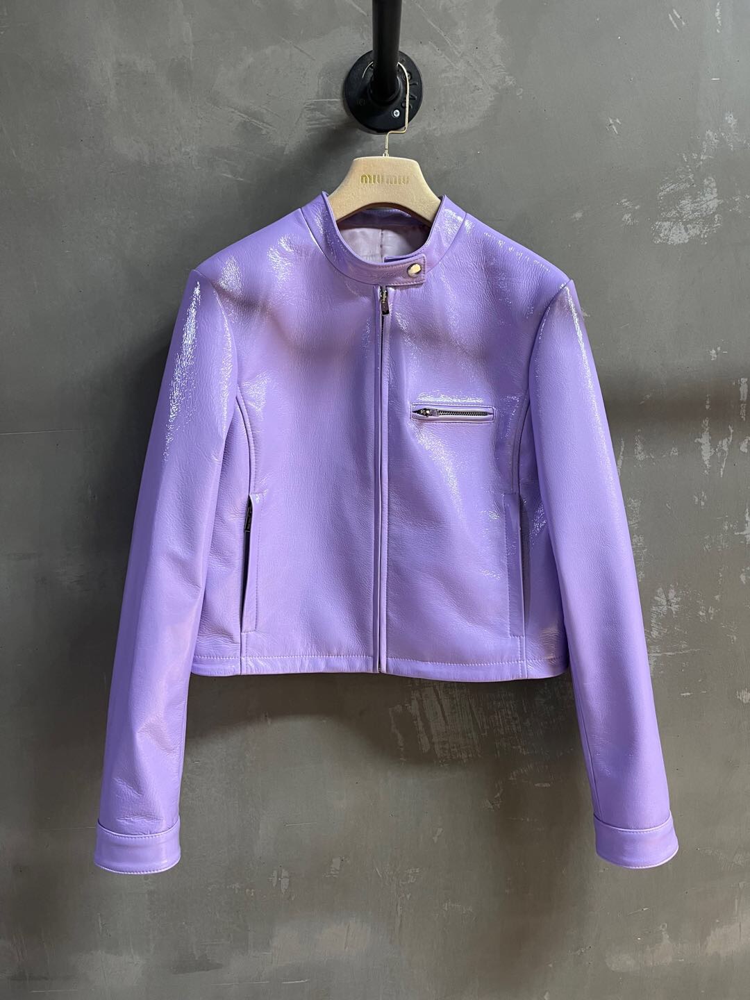 NO:868378,Introduction to MiuM*u | 2026 Spring New Products The best outerwear item of the season!  Original custom-made, sweet and cool retro style, easy-to-match and fashionable version!  - MATERIAL material - leather imported wrinkled patent sheepskin sizeＳ-19860909MiuM*u简介｜2026春装新品 本季度最佳外套单品！原版订制 甜酷风复古气质,版型不挑人百搭又时髦！ - MATERIAL 材质 - 皮面进口皱漆羊皮 sizeＳ- XL M码胸围100 衣长47 肩宽43 袖长62,缪缪-服装,miumiu,jackets & coats,sheepskin,,Women's clothing