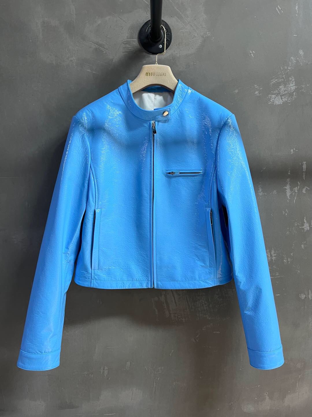 NO:825667,Introduction to MiuM*u | 2026 Spring New Products The best outerwear item of the season!  Original custom-made, sweet and cool retro style, easy-to-match and fashionable version!  - MATERIAL material - leather imported wrinkled patent sheepskin sizeＳ-19860909MiuM*u简介｜2026春装新品 本季度最佳外套单品！原版订制 甜酷风复古气质,版型不挑人百搭又时髦！ - MATERIAL 材质 - 皮面进口皱漆羊皮 sizeＳ- XL M码胸围100 衣长47 肩宽43 袖长62,缪缪-服装,miumiu,jackets & coats,sheepskin,,Women's clothing