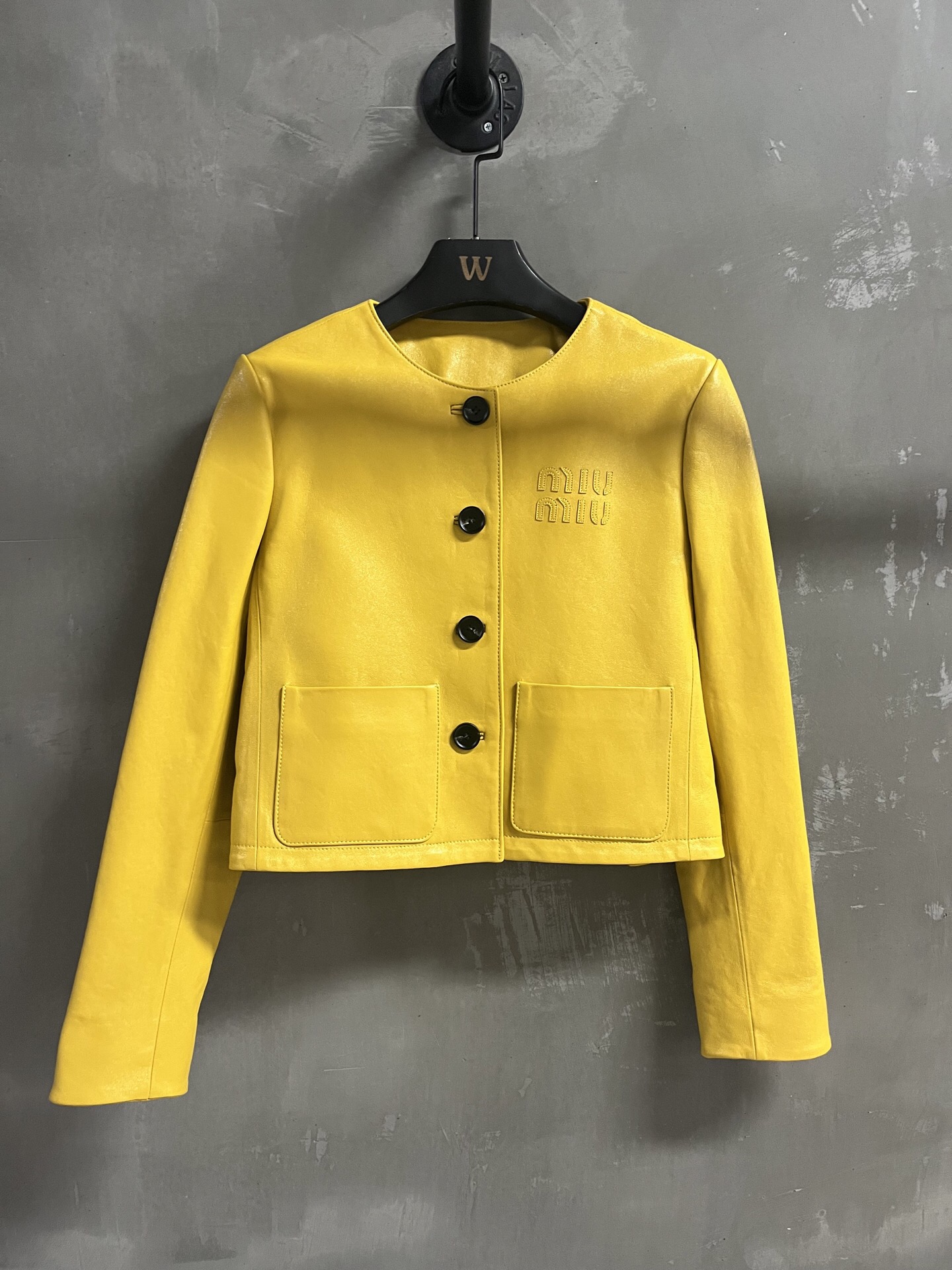 NO:870335,Introduction to MiuM*u | 2026 Spring New Products The best outerwear item of the season!  Original custom-made, sweet and cool retro style, easy-to-match and fashionable version!  - MATERIAL Material - Leather imported vegetable tanned sheepskin sizeＳ-19860909MiuM*u简介｜2026春装新品 本季度最佳外套单品！原版订制 甜酷风复古气质,版型不挑人百搭又时髦！ - MATERIAL 材质 - 皮面进口植鞣羊皮 sizeＳ- XL M码胸围100 衣长47 肩宽42 袖长61 price,缪缪-服装,miumiu,jackets & coats,sheepskin,,Women's clothing