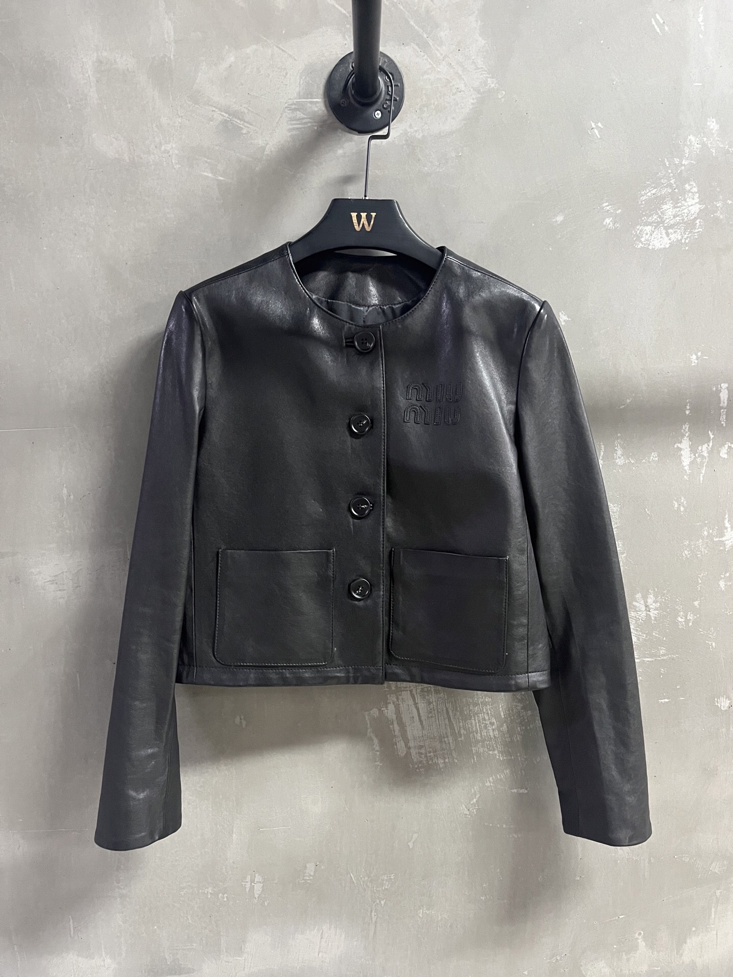 NO:868368,Introduction to MiuM*u | 2026 Spring New Products The best outerwear item of the season!  Original custom-made, sweet and cool retro style, easy-to-match and fashionable version!  - MATERIAL Material - Leather imported vegetable tanned sheepskin sizeＳ-19860909MiuM*u简介｜2026春装新品 本季度最佳外套单品！原版订制 甜酷风复古气质,版型不挑人百搭又时髦！ - MATERIAL 材质 - 皮面进口植鞣羊皮 sizeＳ- XL M码胸围100 衣长47 肩宽42 袖长61 price,缪缪-服装,miumiu,jackets & coats,sheepskin,,Women's clothing