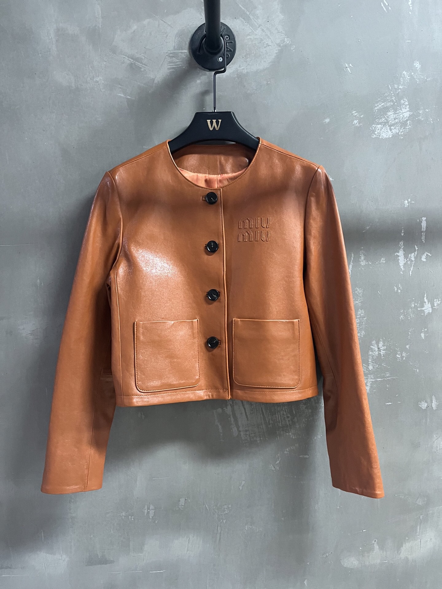 NO:826159,Introduction to MiuM*u | 2026 Spring New Products The best outerwear item of the season!  Original custom-made, sweet and cool retro style, easy-to-match and fashionable version!  - MATERIAL Material - Leather imported vegetable tanned sheepskin sizeＳ-19860909MiuM*u简介｜2026春装新品 本季度最佳外套单品！原版订制 甜酷风复古气质,版型不挑人百搭又时髦！ - MATERIAL 材质 - 皮面进口植鞣羊皮 sizeＳ- XL M码胸围100 衣长47 肩宽42 袖长61 price,缪缪-服装,miumiu,jackets & coats,sheepskin,,Women's clothing