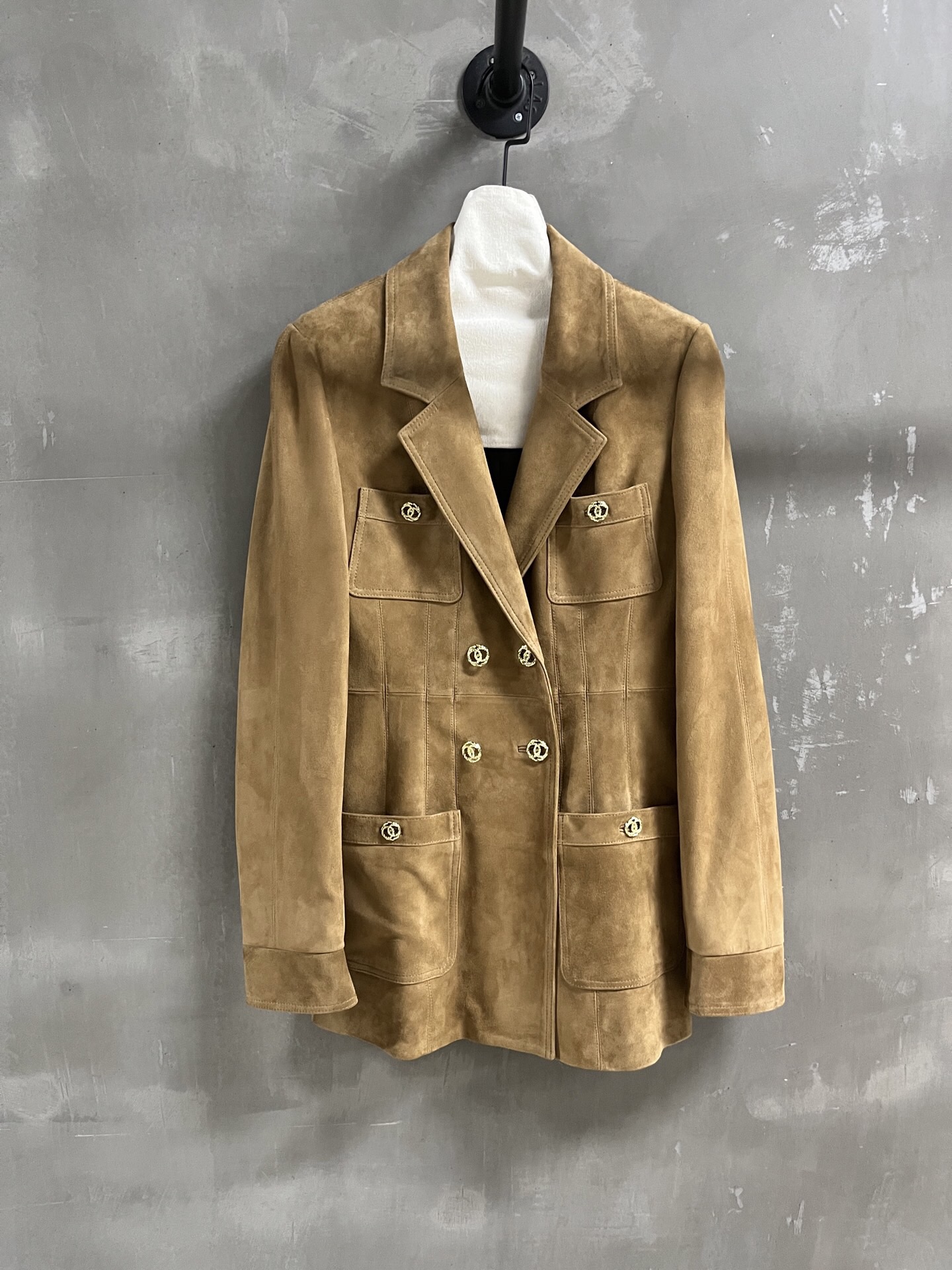 NO:868358,Introduction to Chan*l | 2026 Spring New Products The best outerwear item of the season!  Classic Chanel suit design, easy-to-match and fashionable!  The neat tailoring and retro double C buttons make the leather jacket no longer monotonous!  Multiple pieces of three-dimensional cutting create a sense of familiarity with the paper figures!  - MATERIAL Material - leather imported Turkish mixed cashmere size M-19860909Chan*l简介｜2026春装新品 本季度最佳外套单品！经典香奈儿西装设计 版型不挑人百搭又时髦！利落裁剪的同时穿插复古双C扣让皮衣不再单调 ！多片立体裁剪打造纸片人既视感！ - MATERIAL 材质 - 皮面进口土耳其混种羊绒 size M- XL M码胸围88 衣长72 肩宽40袖长66,香奈儿-服装,chanel,chanel,jackets & coats,leather jacket,business suit,,Women's clothing