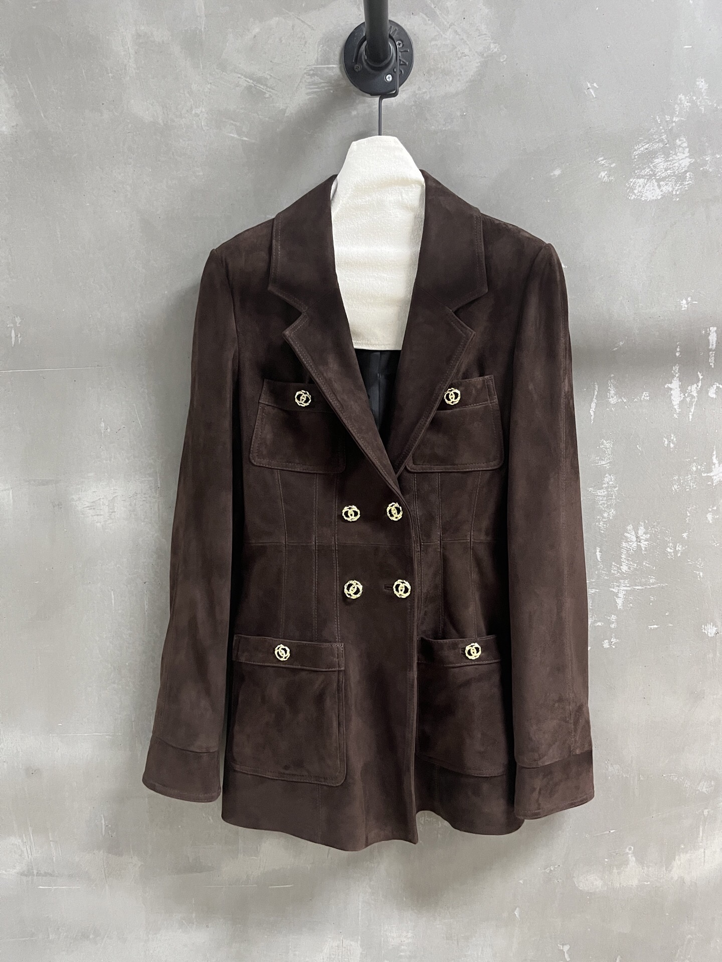 NO:827055,Introduction to Chan*l | 2026 Spring New Products The best outerwear item of the season!  Classic Chanel suit design, easy-to-match and fashionable!  The neat tailoring and retro double C buttons make the leather jacket no longer monotonous!  Multiple pieces of three-dimensional cutting create a sense of familiarity with the paper figures!  - MATERIAL Material - leather imported Turkish mixed cashmere size M-19860909Chan*l简介｜2026春装新品 本季度最佳外套单品！经典香奈儿西装设计 版型不挑人百搭又时髦！利落裁剪的同时穿插复古双C扣让皮衣不再单调 ！多片立体裁剪打造纸片人既视感！ - MATERIAL 材质 - 皮面进口土耳其混种羊绒 size M- XL M码胸围88 衣长72 肩宽40袖长66,香奈儿-服装,chanel,chanel,jackets & coats,leather jacket,business suit,,Women's clothing