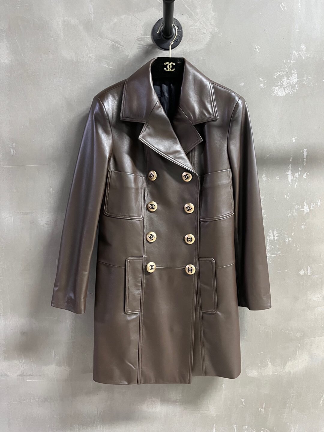 NO:868350,Introduction to Chan*l | 2026 Spring New Products The best outerwear item of the season!  Classic Chanel suit design, easy-to-match and fashionable!  The neat tailoring and large retro buttons make the leather jacket no longer monotonous. Customized camellia lining!  - MATERIAL material - leather imported aurora sheepskin size S-19860909Chan*l简介｜2026春装新品 本季度最佳外套单品！经典香奈儿西装设计 版型不挑人百搭又时髦！利落裁剪的同时穿插复古大扣让皮衣不再单调 定制山茶花里衬！ - MATERIAL 材质 - 皮面进口极光羊皮 size Ｓ- XL M码胸围98 衣长83肩宽41袖长60 price,香奈儿-服装,chanel,chanel,jackets & coats,leather jacket,business suit,sheepskin,,Women's clothing