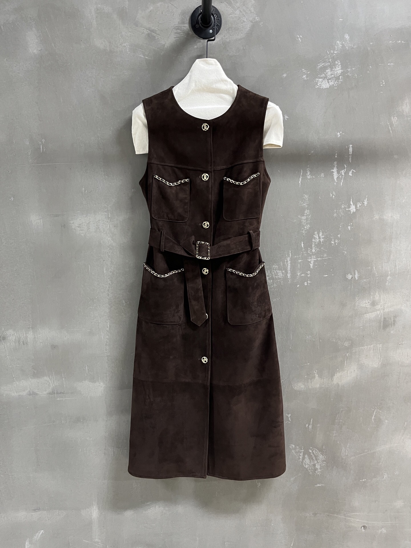 NO:868416,Introduction to Chan*l｜2026 Spring New Products The best vest item of this season!  The classic Chanel chain design is versatile and fashionable!  The neatly cut and interspersed metal chains make the leather jacket no longer monotonous. Customized camellia lining and molded custom hardware buttons!  - MATERIAL - Leather imported Turkish mixed cashmere size S-19860909Chan*l简介｜2026春装新品 本季度最佳马甲单品！经典香奈儿链条设计 版型不挑人百搭又时髦！利落裁剪的同时穿插金属链条让皮衣不再单调 定制山茶花里衬 开模订制五金扣子！ - MATERIAL 材质 - 皮面进口土耳其混种羊绒 size Ｓ- XL M码胸围96 衣长110 肩宽36,香奈儿-服装,chanel,chanel,leather jacket,,Women's clothing