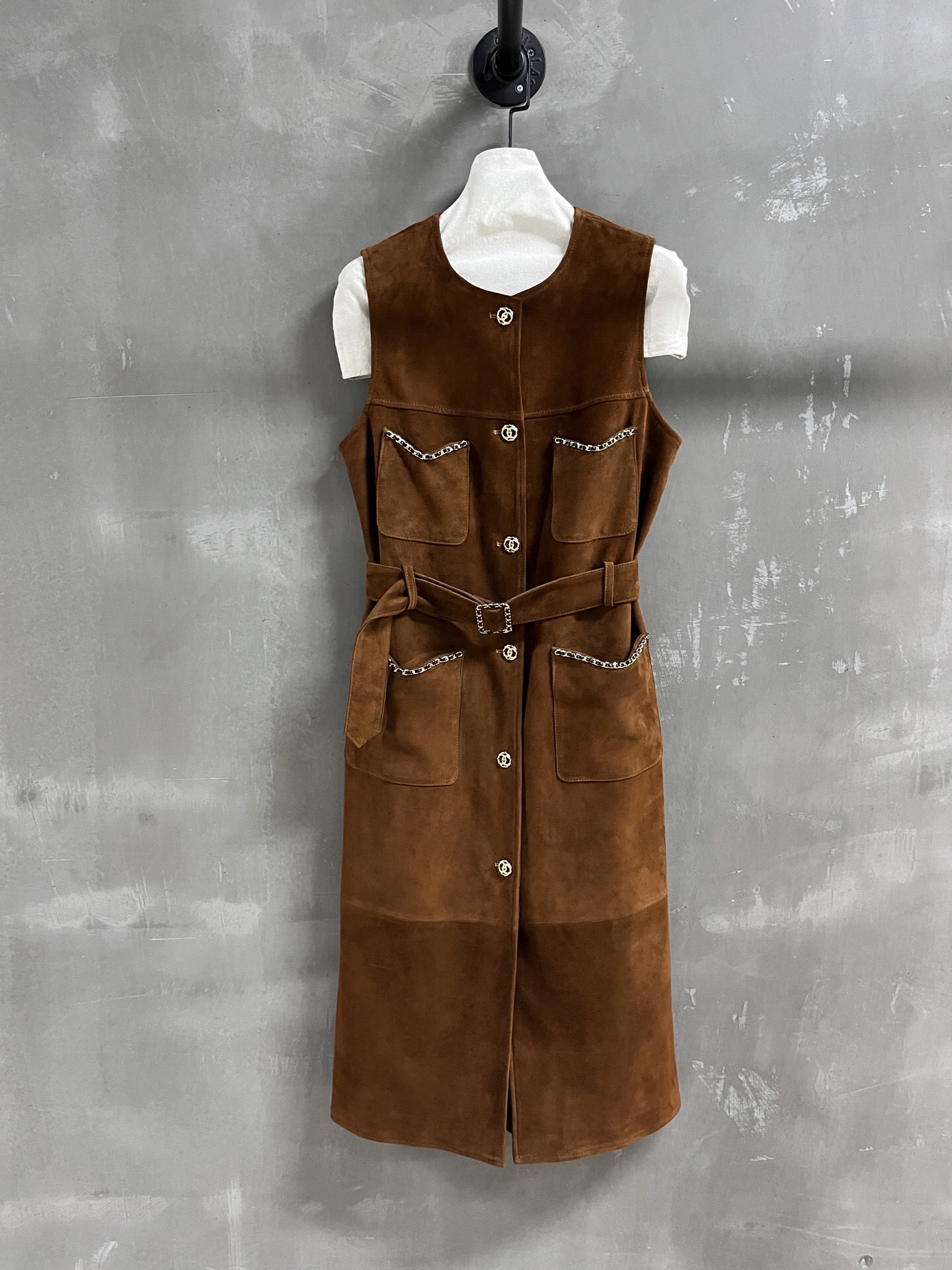NO:829984,Introduction to Chan*l｜2026 Spring New Products The best vest item of this season!  The classic Chanel chain design is versatile and fashionable!  The neatly cut and interspersed metal chains make the leather jacket no longer monotonous. Customized camellia lining and molded custom hardware buttons!  - MATERIAL - Leather imported Turkish mixed cashmere size S-19860909Chan*l简介｜2026春装新品 本季度最佳马甲单品！经典香奈儿链条设计 版型不挑人百搭又时髦！利落裁剪的同时穿插金属链条让皮衣不再单调 定制山茶花里衬 开模订制五金扣子！ - MATERIAL 材质 - 皮面进口土耳其混种羊绒 size Ｓ- XL M码胸围96 衣长110 肩宽36,香奈儿-服装,chanel,chanel,leather jacket,,Women's clothing