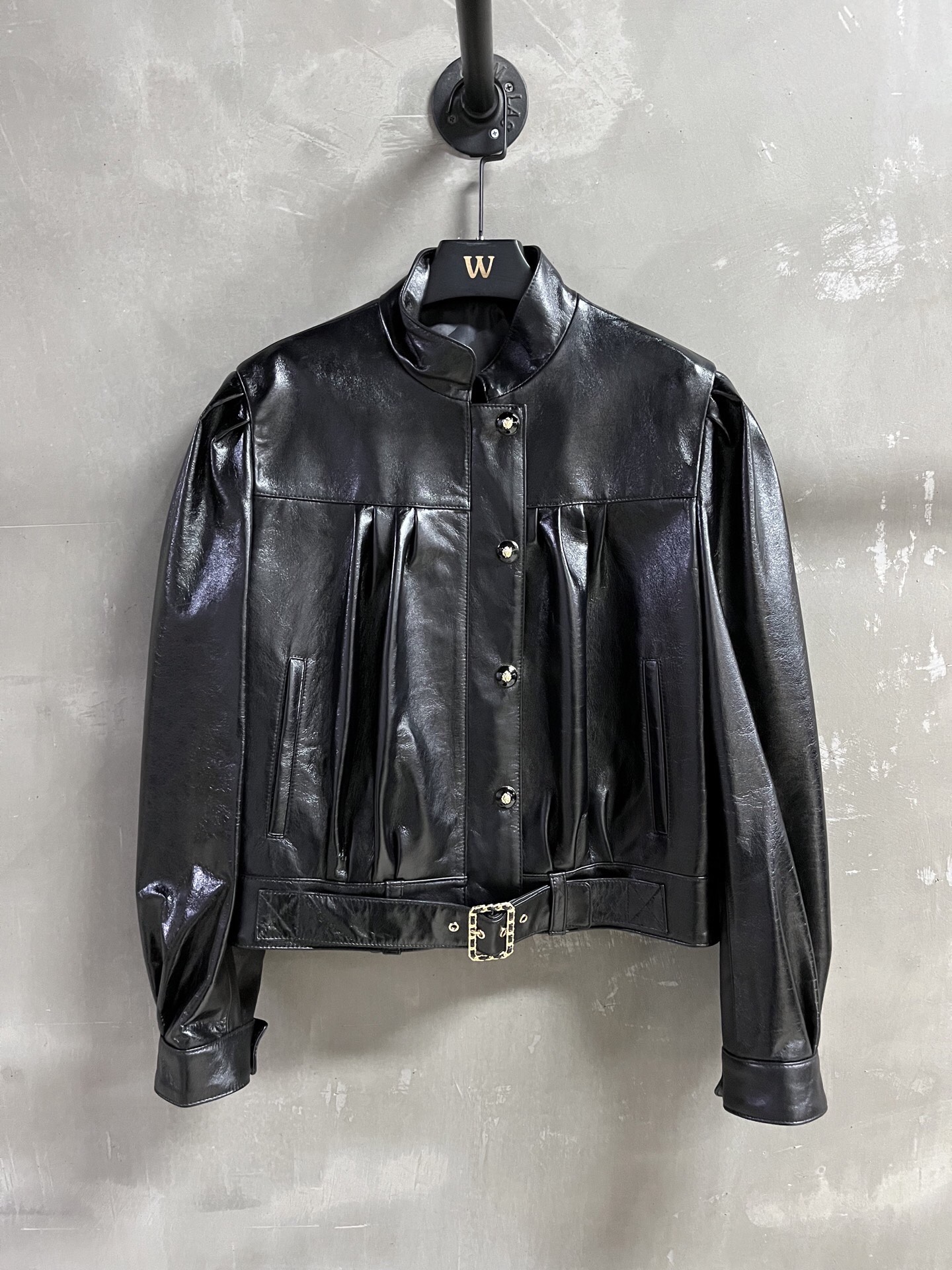 NO:868385,Introduction to Chan*l | 2026 Spring New Products The best outerwear item of the season!  Classic Chanel design, easy-to-match style, versatile and fashionable!  The neat tailoring and exquisite buttons make the leather jacket no longer monotonous. Customized camellia lining!  - MATERIAL material - leather imported aurora lambskin size S-19860909Chan*l简介｜2026春装新品 本季度最佳外套单品！经典香奈儿设计 版型不挑人百搭又时髦！利落裁剪的同时穿插精美绝伦扣子让皮衣不再单调 定制山茶花里衬！ - MATERIAL 材质 - 皮面进口极光小羊皮 size Ｓ- XL M码胸围104 衣长52肩宽40袖长62,香奈儿-服装,chanel,chanel,jackets & coats,leather jacket,sheepskin,,Women's clothing