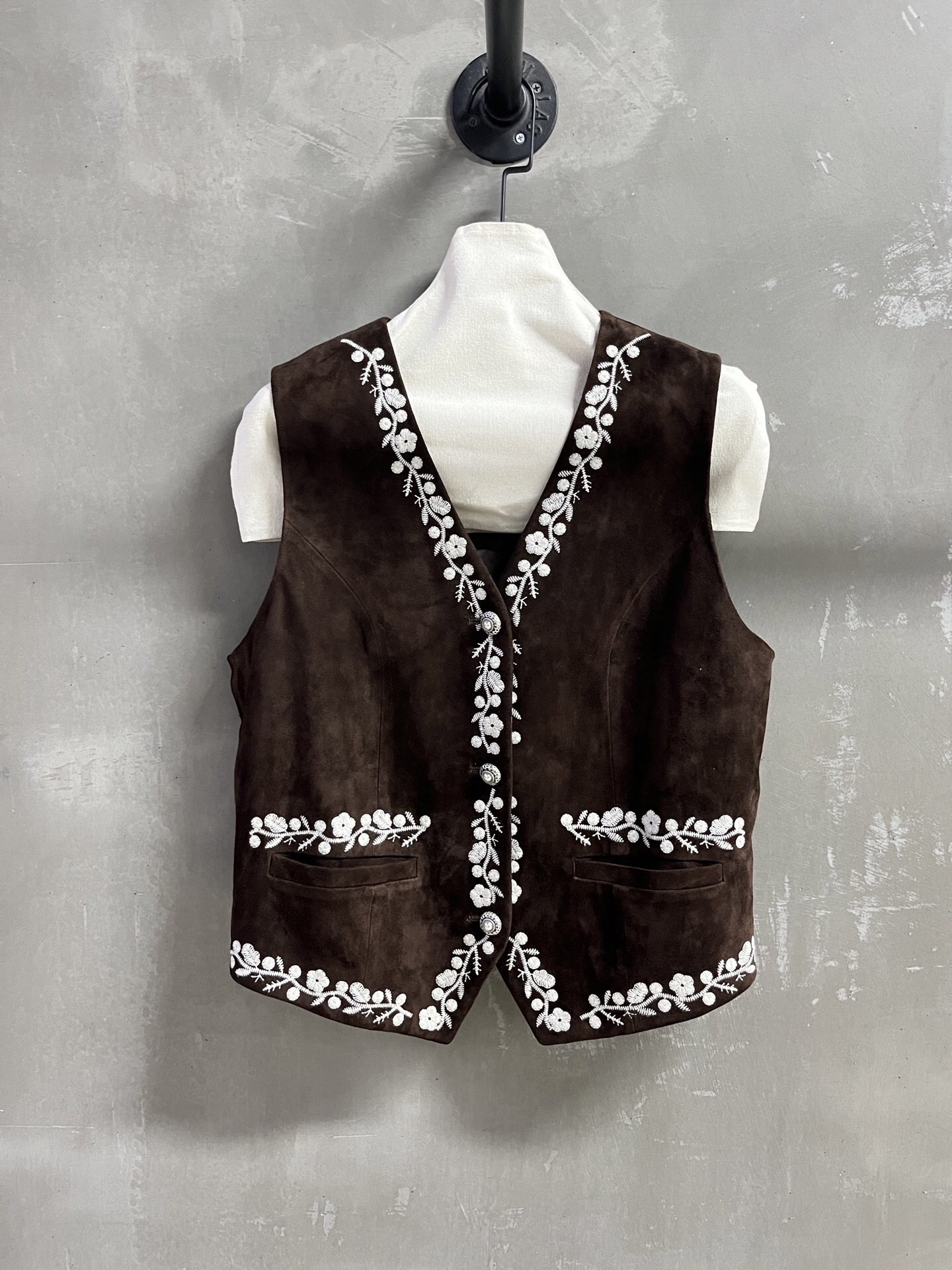 NO:868376,Introduction to ISABEL MARANT｜2026 Spring New Products This season’s best vest item!  Heavy industry positioning embroidery, the pattern is not picky, versatile and fashionable!  Retro old money is full of high-end feeling!  - MATERIAL Material - leather imported Turkish mixed cashmere surface size S- L M size bust 104, length 48, shoulder width 37, women's clothing,19860909ISABEL MARANT简介｜2026春装新品 本季度最佳马甲单品！重工定位刺绣 版型不挑人百搭又时髦！复古老钱高级感十足！ - MATERIAL 材质 - 皮面进口土耳其混种羊绒面 size S- L M码胸围104 衣长48肩宽37,女装,,Women's clothing