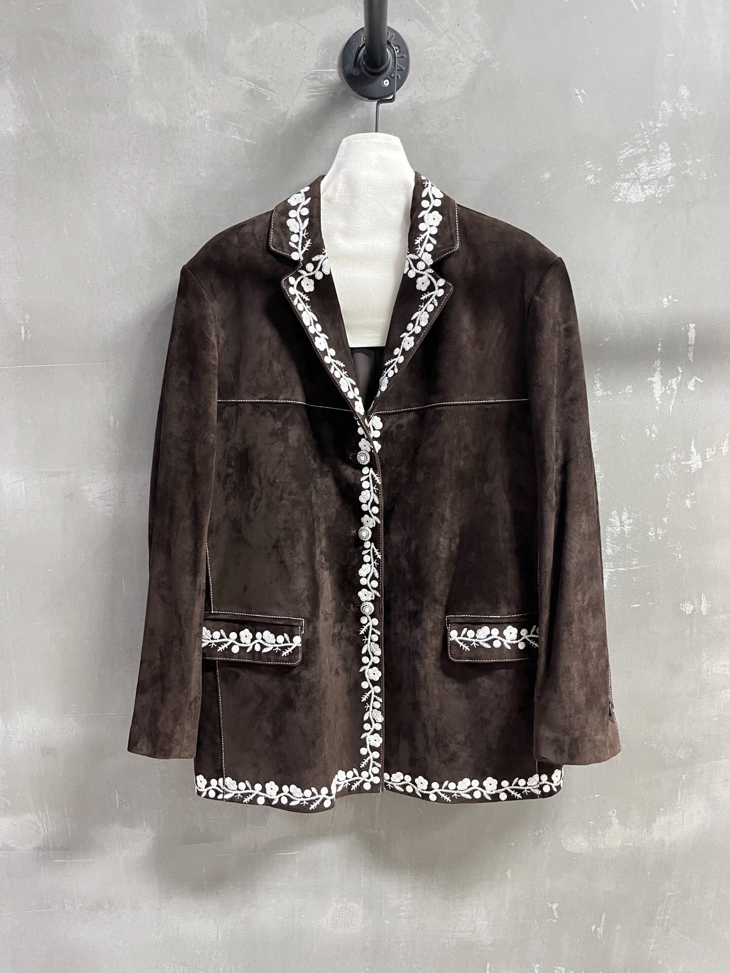 NO:868357,Introduction to ISABEL MARANT | 2026 Spring New Products The best suits of the season!  Heavy industry positioning embroidery, the pattern is not picky, versatile and fashionable!  Retro old money is full of high-end feeling!  - MATERIAL material - leather imported Turkish mixed cashmere surface size S- L M size bust 110 length 74 shoulder width 48 sleeve length 60, women's clothing, business suit,19860909ISABEL MARANT简介｜2026春装新品 本季度最佳西装单品！重工定位刺绣 版型不挑人百搭又时髦！复古老钱高级感十足！ - MATERIAL 材质 - 皮面进口土耳其混种羊绒面 size S- L M码胸围110衣长74 肩宽48 袖长60,女装,business suit,,Women's clothing