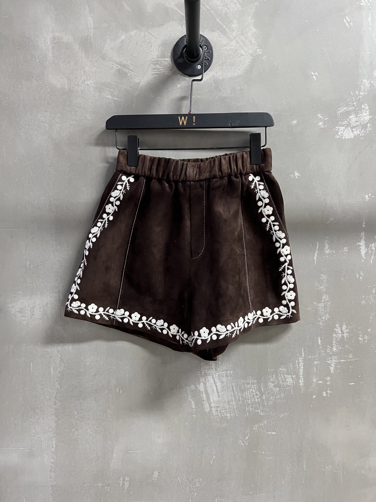 NO:868349,Introduction to ISABEL MARANT | 2026 Spring New Products The best shorts item of the season!  Heavy industry positioning embroidery, the pattern is not picky, versatile and fashionable!  Retro old money is full of high-end feeling!  - MATERIAL material - leather imported Turkish mixed cashmere surface size M-19860909ISABEL MARANT简介｜2026春装新品 本季度最佳短裤单品！重工定位刺绣 版型不挑人百搭又时髦！复古老钱高级感十足！ - MATERIAL 材质 - 皮面进口土耳其混种羊绒面 size M- XL M码松紧腰围66 臀围106 裤长44,女装,shorts,,Women's clothing