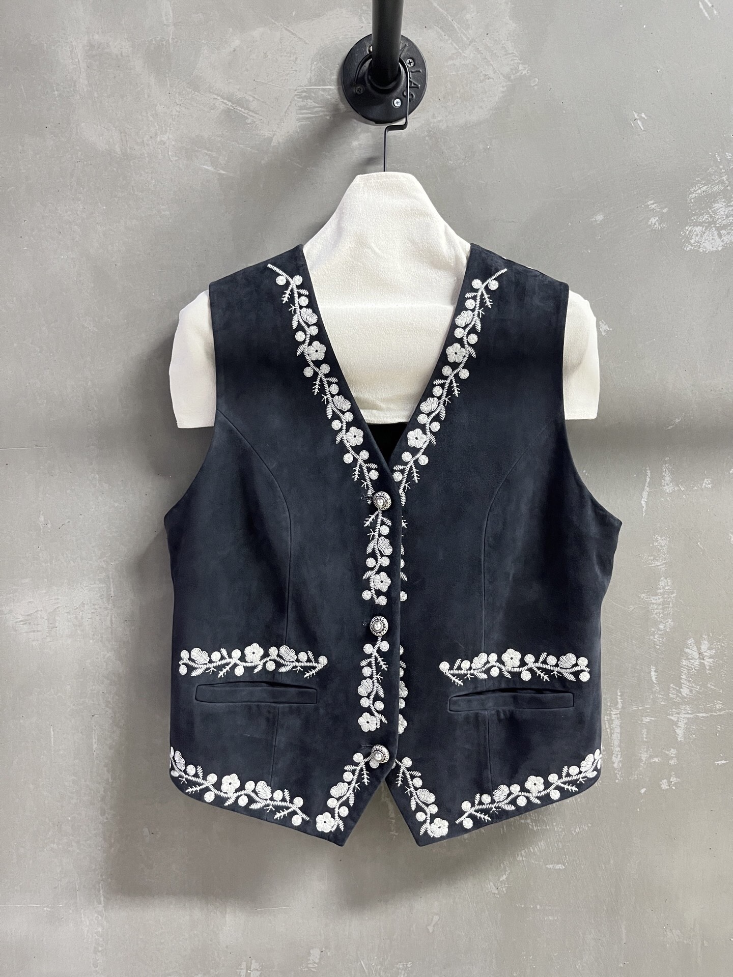 NO:868541,Introduction to ISABEL MARANT｜2026 Spring New Products This season’s best vest item!  Heavy industry positioning embroidery, the pattern is not picky, versatile and fashionable!  Retro old money is full of high-end feeling!  - MATERIAL Material - leather imported Turkish mixed cashmere surface size S- L M size bust 104 length 48 shoulder width 37 price, women's clothing,19860909ISABEL MARANT简介｜2026春装新品 本季度最佳马甲单品！重工定位刺绣 版型不挑人百搭又时髦！复古老钱高级感十足！ - MATERIAL 材质 - 皮面进口土耳其混种羊绒面 size S- L M码胸围104 衣长48肩宽37 price,女装,,Women's clothing