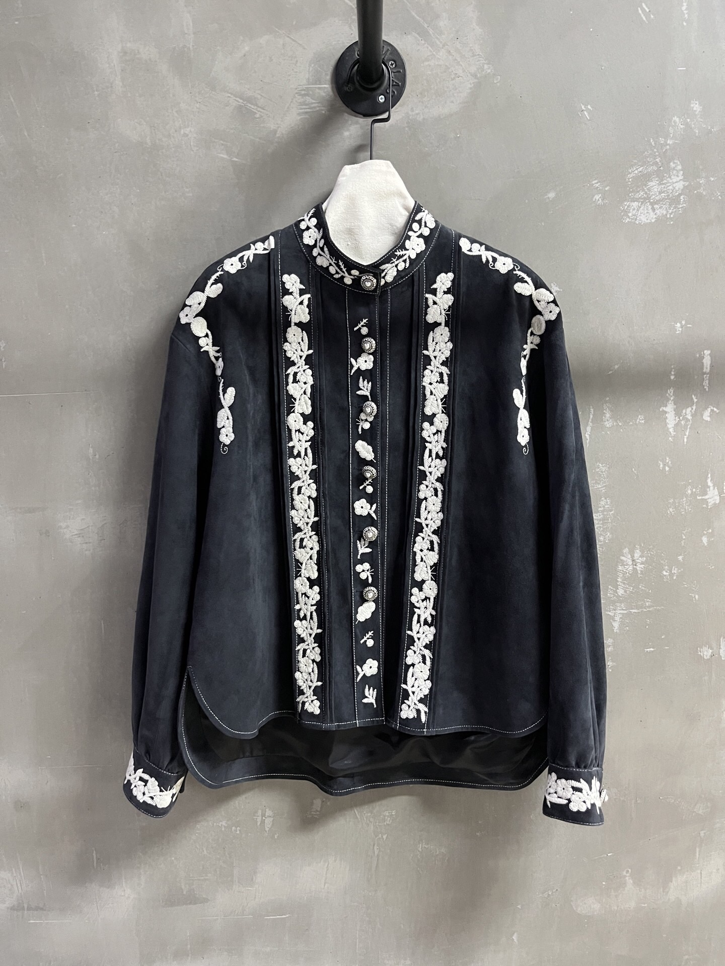 NO:868526,Introduction to ISABEL MARANT | 2026 Spring New Products The best shirt item of the season!  Heavy industry positioning embroidery, the pattern is not picky, versatile and fashionable!  Retro old money is full of high-end feeling!  - MATERIAL Material - leather imported Turkish mixed cashmere surface size S- L M size bust 122 length 70 shoulder width 55 sleeve length 56 price, women's clothing, shirts,19860909ISABEL MARANT简介｜2026春装新品 本季度最佳衬衫单品！重工定位刺绣 版型不挑人百搭又时髦！复古老钱高级感十足！ - MATERIAL 材质 - 皮面进口土耳其混种羊绒面 size S- L M码胸围122衣长70肩宽55 袖长56 price,女装,shirts,,Women's clothing