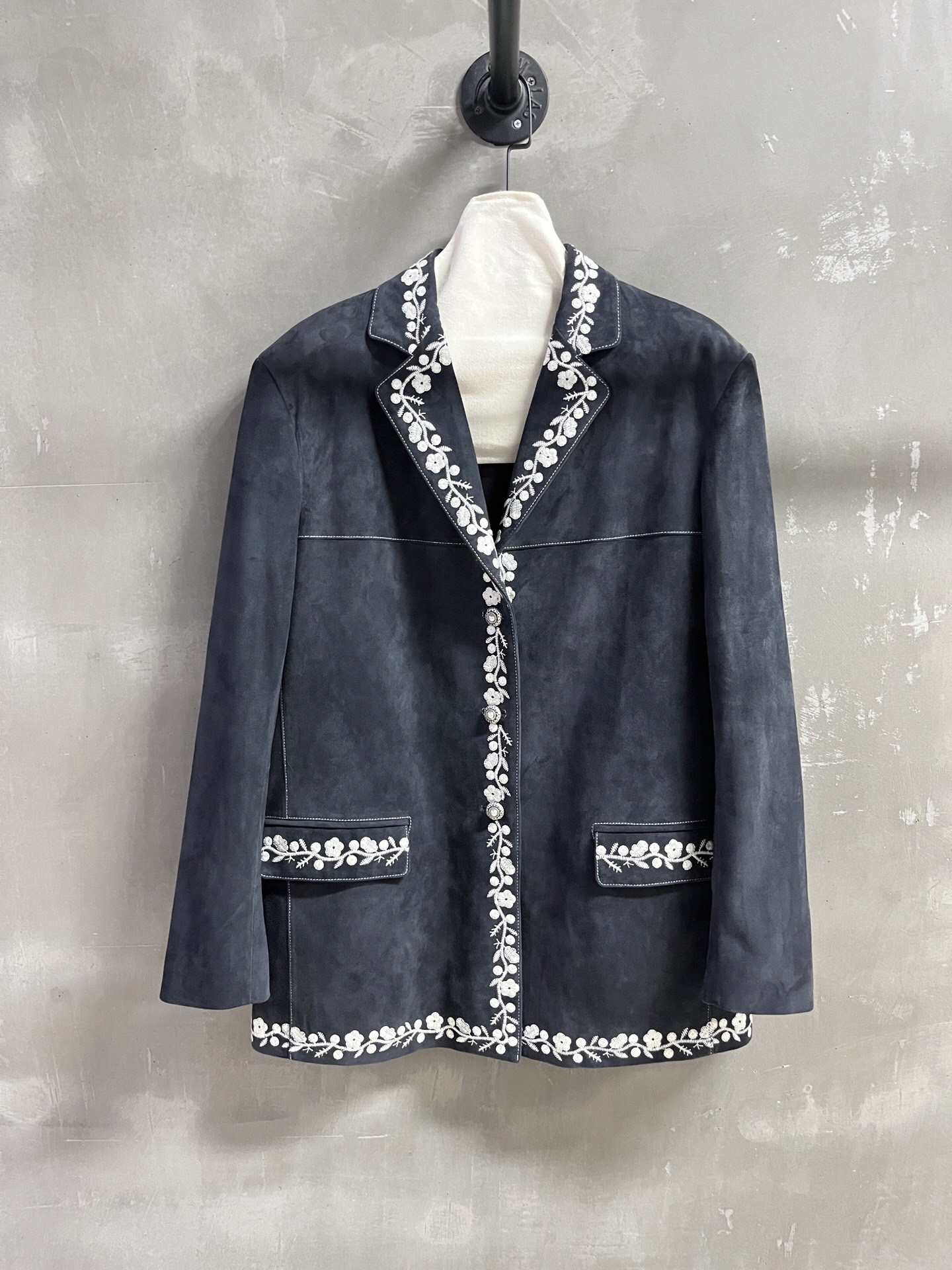 NO:868518,Introduction to ISABEL MARANT | 2026 Spring New Products The best suits of the season!  Heavy industry positioning embroidery, the pattern is not picky, versatile and fashionable!  Retro old money is full of high-end feeling!  - MATERIAL Material - leather imported Turkish mixed cashmere surface size S- L M size bust 110 length 74 shoulder width 48 sleeve length 60 price, women's clothing, business suit,19860909ISABEL MARANT简介｜2026春装新品 本季度最佳西装单品！重工定位刺绣 版型不挑人百搭又时髦！复古老钱高级感十足！ - MATERIAL 材质 - 皮面进口土耳其混种羊绒面 size S- L M码胸围110衣长74 肩宽48 袖长60 price,女装,business suit,,Women's clothing
