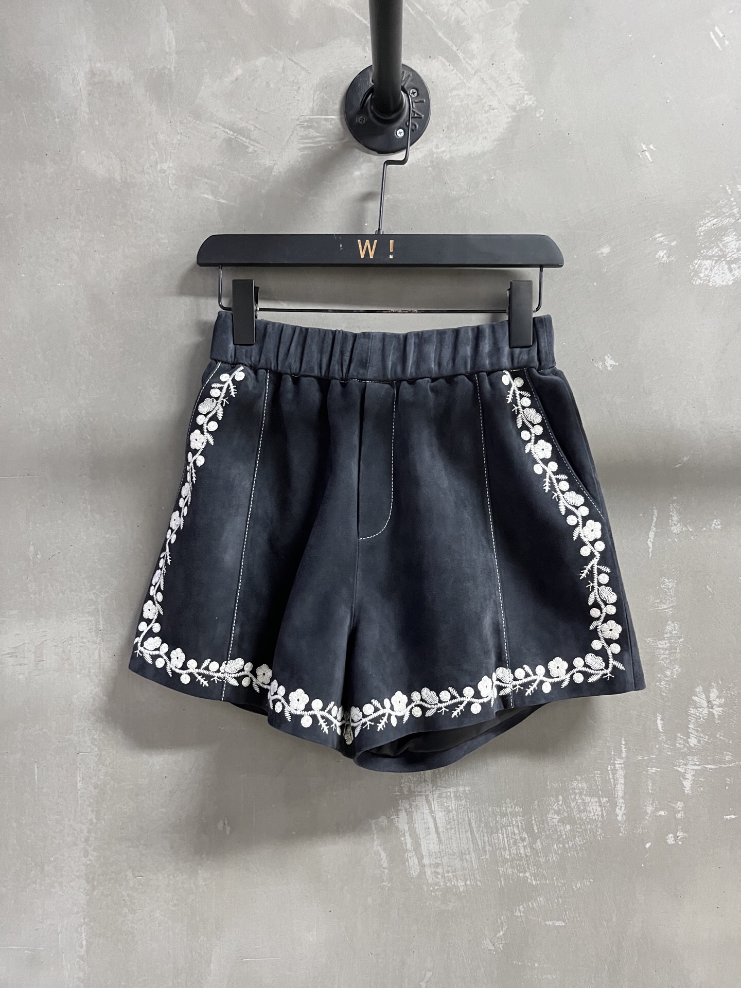 NO:868509,Introduction to ISABEL MARANT | 2026 Spring New Products The best shorts item of the season!  Heavy industry positioning embroidery, the pattern is not picky, versatile and fashionable!  Retro old money is full of high-end feeling!  - MATERIAL material - leather imported Turkish mixed cashmere surface size M-19860909ISABEL MARANT简介｜2026春装新品 本季度最佳短裤单品！重工定位刺绣 版型不挑人百搭又时髦！复古老钱高级感十足！ - MATERIAL 材质 - 皮面进口土耳其混种羊绒面 size M- XL M码松紧腰围66 臀围106 裤长44 price,女装,shorts,,Women's clothing