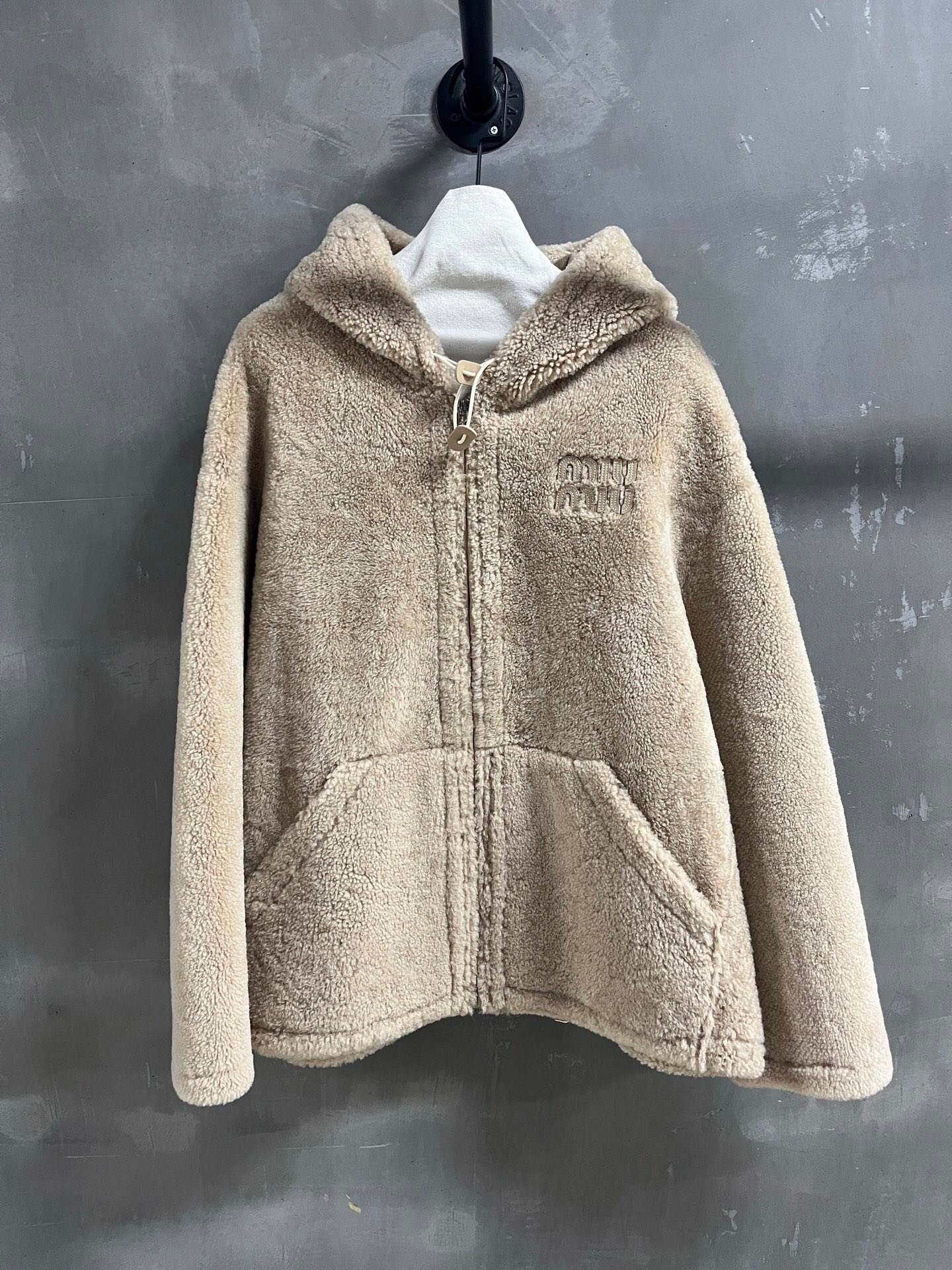 NO:885195,Special offer and benefits are here. Miu sheepskin all-in-one unique sample garment M1, size M, bust 122, shoulder width 69, sleeve length 53, dress length 68, special offer, no return, no exchange, no free shipping, miumiu, sheepskin,19860909特价福利来了Miu 羊皮毛一体 孤品样衣M1 尺寸M胸围122 肩宽69 袖长53 衣长68,特价 不退不换不包邮,miumiu,sheepskin,,Women's clothing