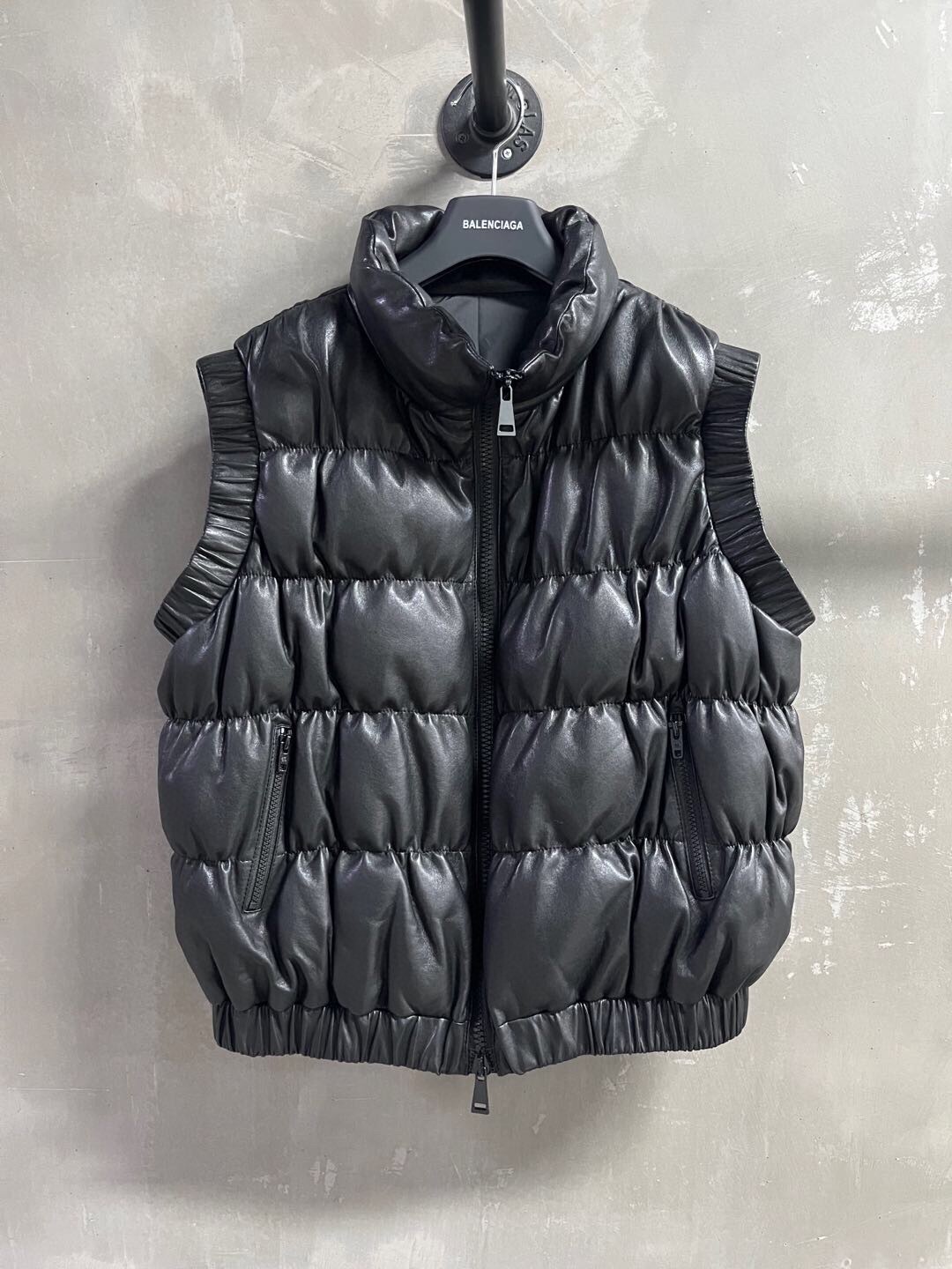 NO:885204,Balenciaga special offer, leather goose velvet vest, unique sample M1, size M, bust 126, shoulder width 46, length 59, special offer, no refunds, no exchanges, no free shipping, balenciaga,19860909特价福利来了巴黎世家 皮鹅绒马甲 孤品样衣M1 尺寸M胸围126肩宽46衣长59,特价 不退不换不包邮,balenciaga,,Women's clothing