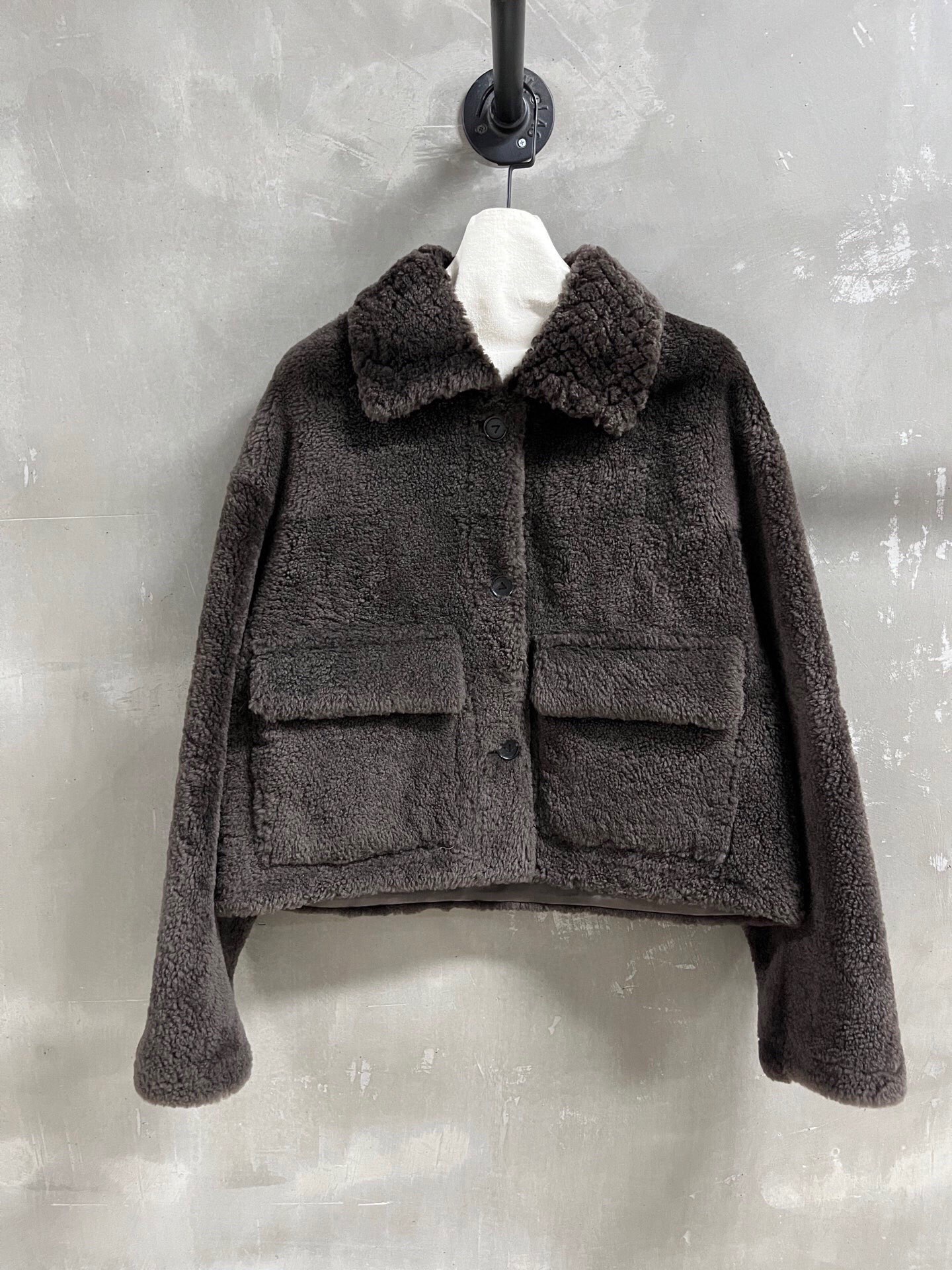 NO:885163,Special offer is here. BV Sheepskin all-in-one unique sample dress M1, size M, bust 110, shoulder width 56, sleeve length 55, dress length 53, special offer, no return, no exchange, no free shipping, bottega veneta, sheepskin,19860909特价福利来了BV 羊皮毛一体 孤品样衣M1 尺寸M胸围110 肩宽56 袖长55 衣长53,特价 不退不换不包邮,bottega veneta,sheepskin,,Women's clothing