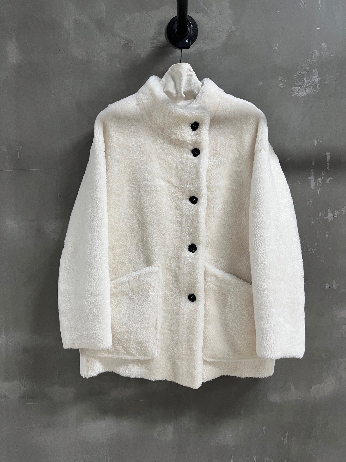 NO:885180,Special offer is here BC, reversible fur, unique sample garment M1, size M, bust 126, shoulder width 60, length 75, sleeve length 49, special offer, no return, no exchange, no free shipping,19860909特价福利来了BC 两面穿皮毛一体 孤品样衣M1 尺寸M胸围126 肩宽60 衣长75 袖长49,特价 不退不换不包邮,,Women's clothing