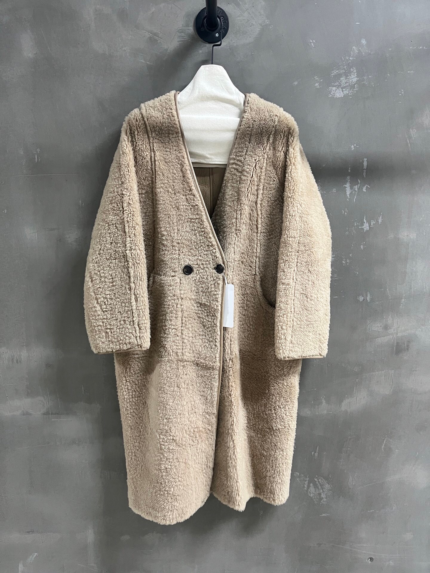 NO:885263,Special offer is here. Miu merino fur all-in-one unique sample garment M1, size M, bust 118, length 110, raglan sleeve length 73, special offer, no return, no exchange, no free shipping, miumiu,19860909特价福利来了Miu 美丽奴皮毛一体 孤品样衣M1 尺寸M码胸围118 衣长110 连肩袖长73,特价 不退不换不包邮,miumiu,,Women's clothing