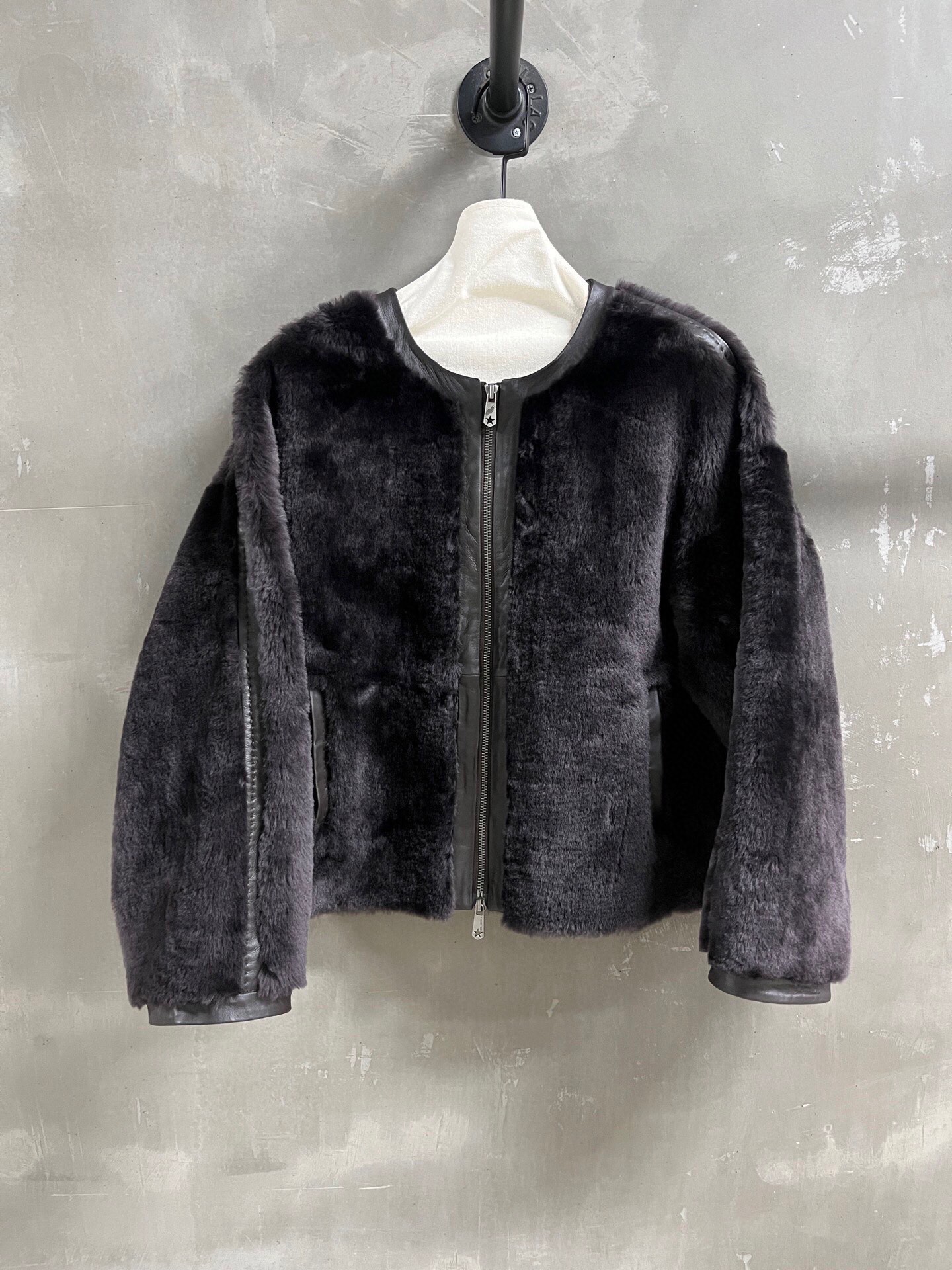 NO:885226,Special offer is here, Maxmara sheepskin all-in-one, unique sample dress M1, size M, bust 114, length 57, shoulder width 59, sleeve length 46, special offer, no refunds, no exchanges, no free shipping, sheepskin,19860909特价福利来了Maxmara羊皮毛一体 孤品样衣M1 尺寸M码胸围114衣长57 肩宽59袖长46,特价 不退不换不包邮,sheepskin,,Women's clothing