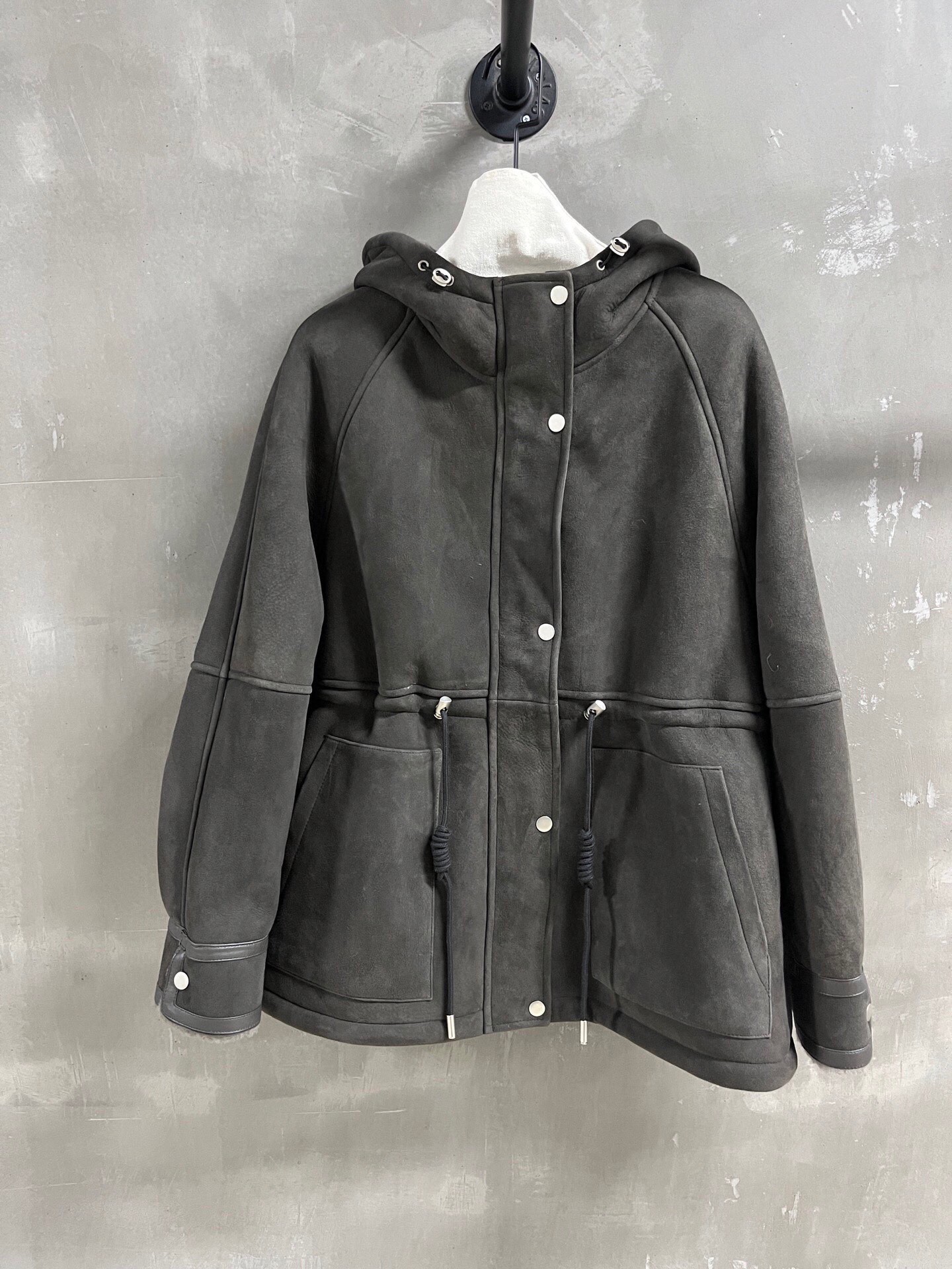 NO:885234,Balenciaga’s special offer is here. Sheepskin one-piece, one-of-a-kind sample dress M1. Size M. Bust 120. Length 70. Shoulder width 48. Sleeve length 50. Special offer. No refunds, no exchanges, no free shipping, balenciaga, sheepskin,19860909特价福利来了巴黎世家 羊皮毛一体 孤品样衣M1 尺寸M码胸围120 衣长70 肩宽48 袖长50,特价 不退不换不包邮,balenciaga,sheepskin,,Women's clothing