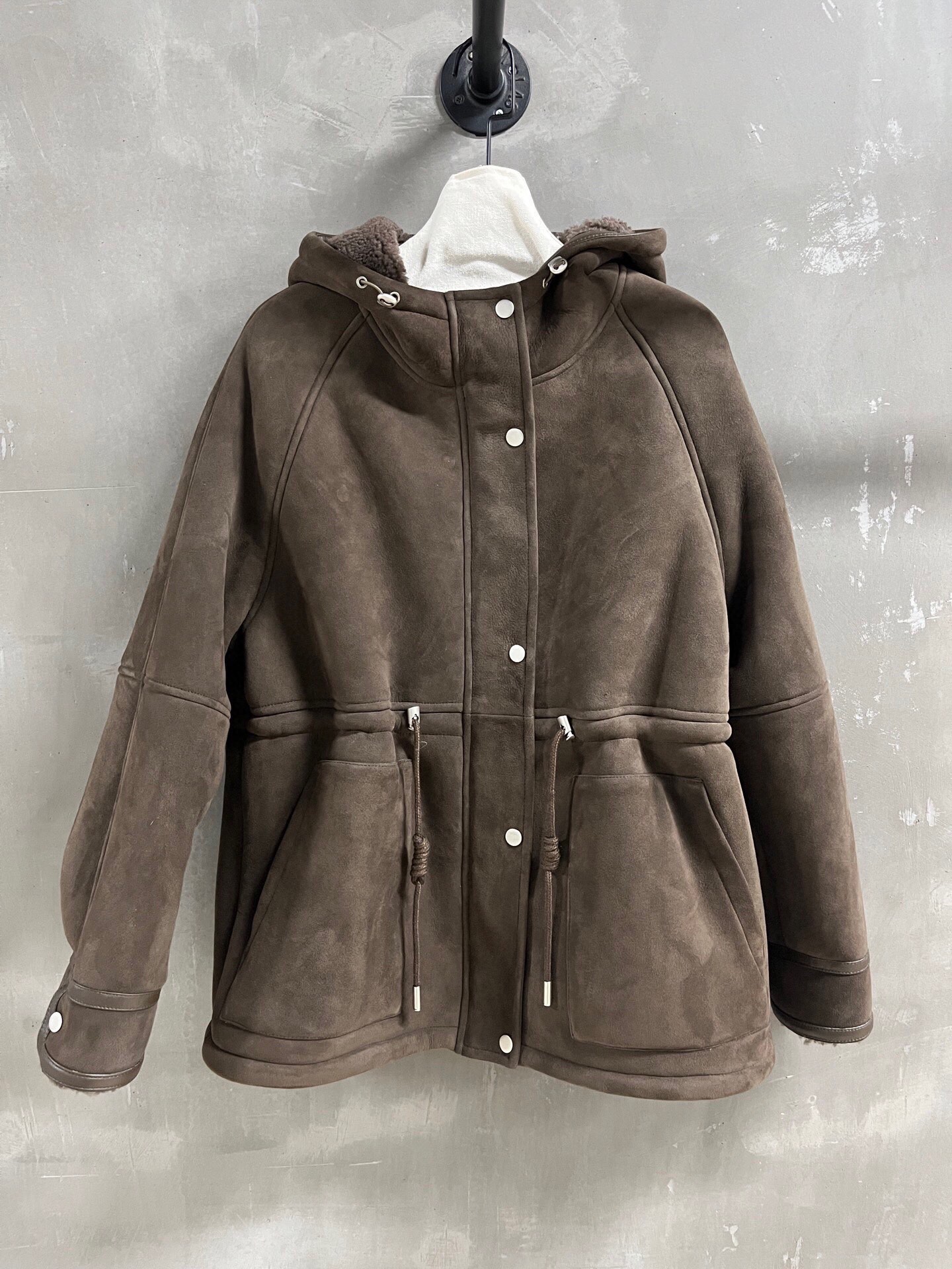 NO:884891,Balenciaga’s special offer is here. Sheepskin one-piece, one-of-a-kind sample dress M1. Size M. Bust 120. Length 70. Shoulder width 48. Sleeve length 50. Special offer. No refunds, no exchanges, no free shipping, balenciaga, sheepskin,19860909特价福利来了巴黎世家 羊皮毛一体 孤品样衣M1 尺寸M码胸围120 衣长70 肩宽48 袖长50,特价 不退不换不包邮,balenciaga,sheepskin,,Women's clothing