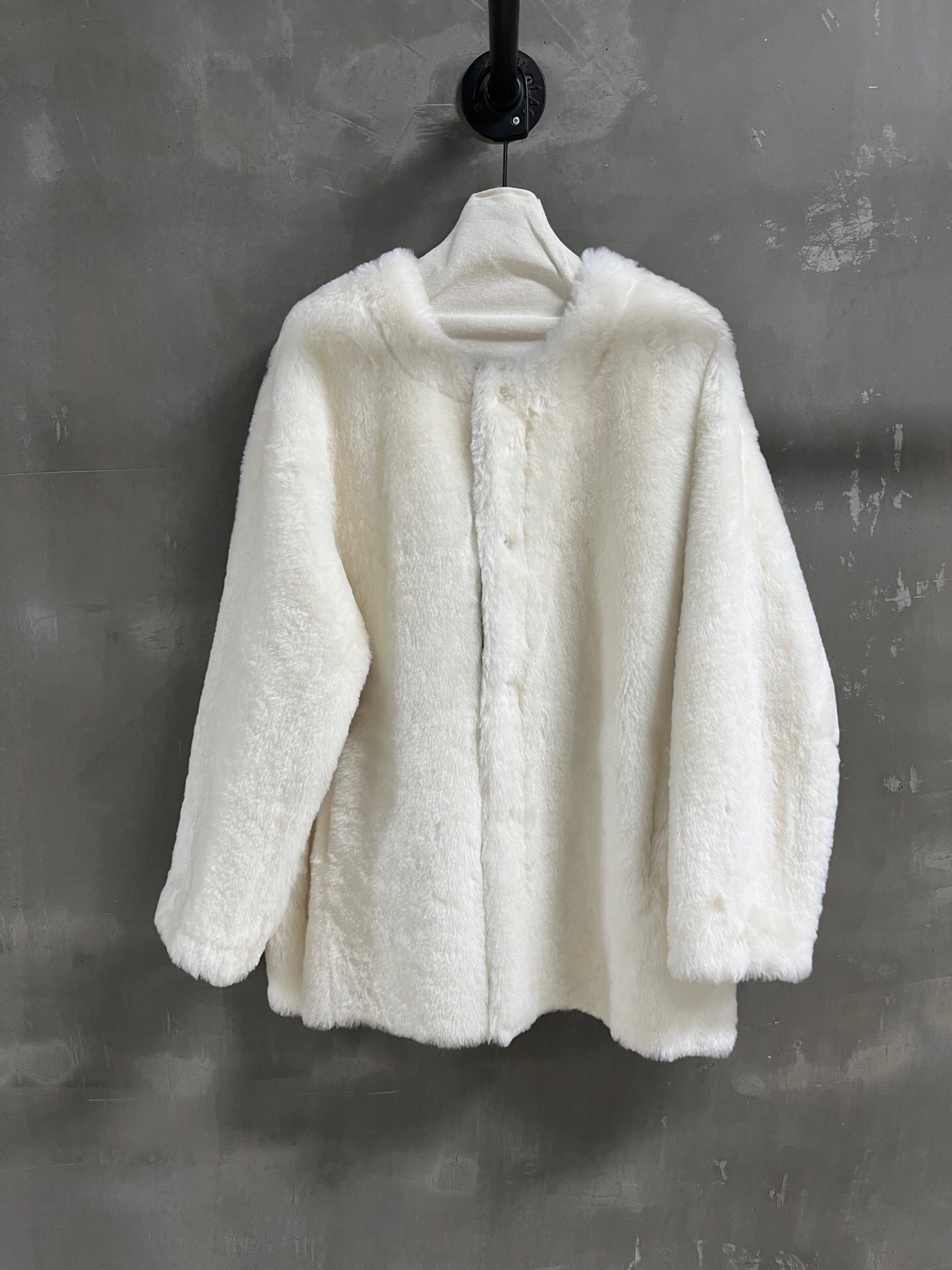 NO:884901,Special offer is here, Maxmara sheepskin all-in-one, unique sample dress M1, size M, bust 122, length 75, shoulder width 59, sleeve length 54, special offer, no return, no exchange, no free shipping, sheepskin,19860909特价福利来了Maxmara羊皮毛一体 孤品样衣M1 尺寸M码胸围122 衣长75 肩宽59袖长54,特价 不退不换不包邮,sheepskin,,Women's clothing
