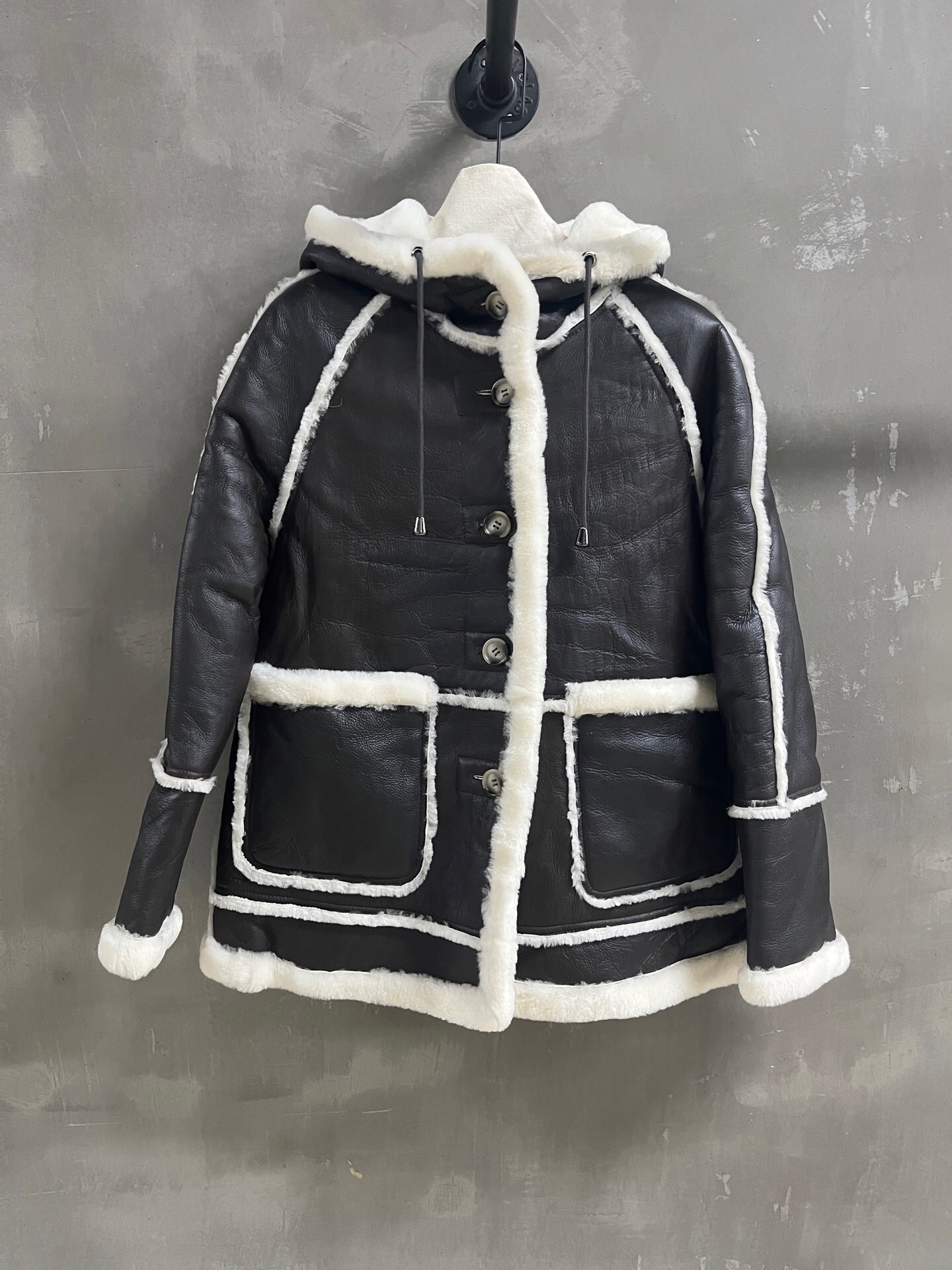 NO:884913,Balenciaga has a special offer. Sheepskin one-piece, one-of-a-kind sample dress M1, size M, bust 116, length 71, raglan sleeve length 72, special offer, no refunds, no exchanges, no free shipping, balenciaga, sheepskin,19860909特价福利来了巴黎世家 羊皮毛一体 孤品样衣M1 尺寸M码胸围116 衣长71 连肩袖长72,特价 不退不换不包邮,balenciaga,sheepskin,,Women's clothing