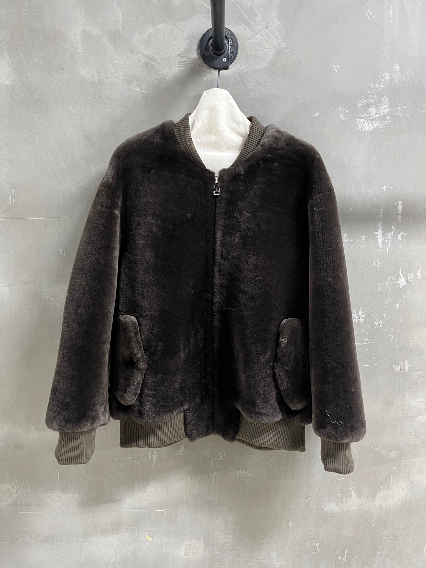 NO:884924,Special offer and benefits are here. Prada sheepskin all-in-one unique sample dress M1, size M, bust 116, length 67, shoulder width 52, sleeve length 56, special offer, no return, no exchange, no free shipping, prada, sheepskin,19860909特价福利来了Prada 羊皮毛一体 孤品样衣M1 尺寸M码胸围116 衣长67 肩宽52 袖长56,特价 不退不换不包邮,prada,sheepskin,,Women's clothing