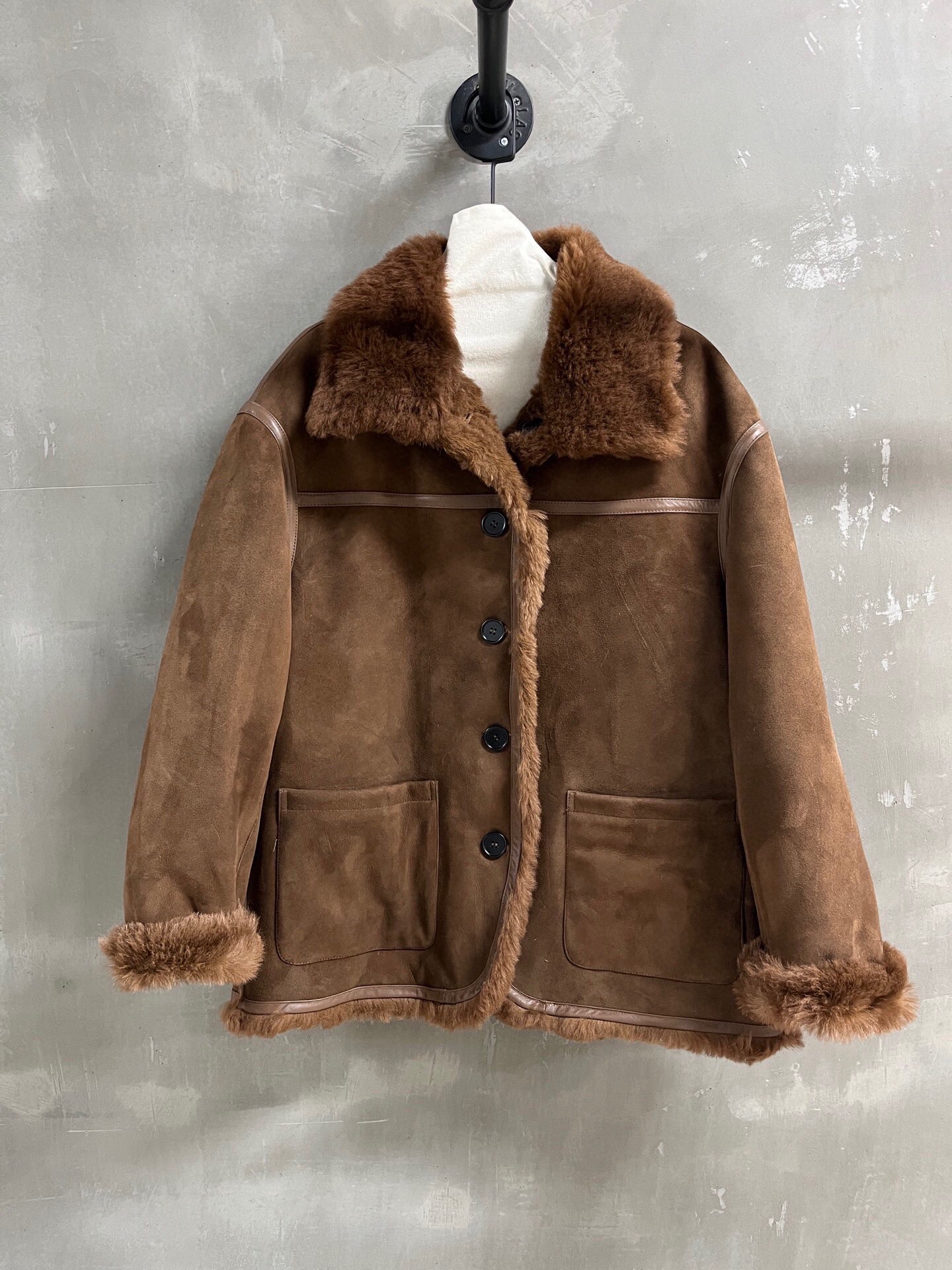 NO:884873,Special offer and benefits are here. Miu Sheepskin all-in-one unique sample garment M1, size M, bust 120, length 72, shoulder width 58, sleeve length 56, special offer, no return, no exchange, no free shipping, miumiu, sheepskin,19860909特价福利来了Miu 羊皮毛一体 孤品样衣M1 尺寸M码胸围120 衣长72 肩宽58袖长56,特价 不退不换不包邮,miumiu,sheepskin,,Women's clothing