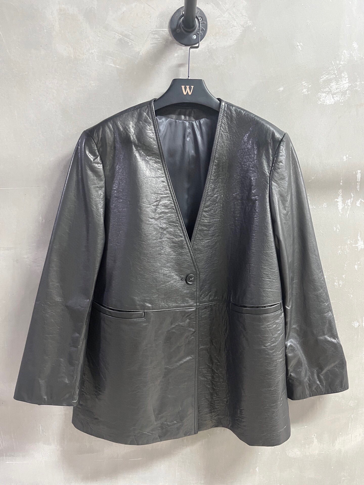 NO:884884,Special offer is here. Toteme calfskin, unique sample garment M1, size M, bust 114, length 75, shoulder width 45, sleeve length 61, special offer, no refunds, no exchanges, no free shipping, cowhide,19860909特价福利来了Toteme 小牛皮 孤品样衣M1 尺寸M码胸围114 衣长75肩宽45袖长61,特价 不退不换不包邮,cowhide,,Women's clothing