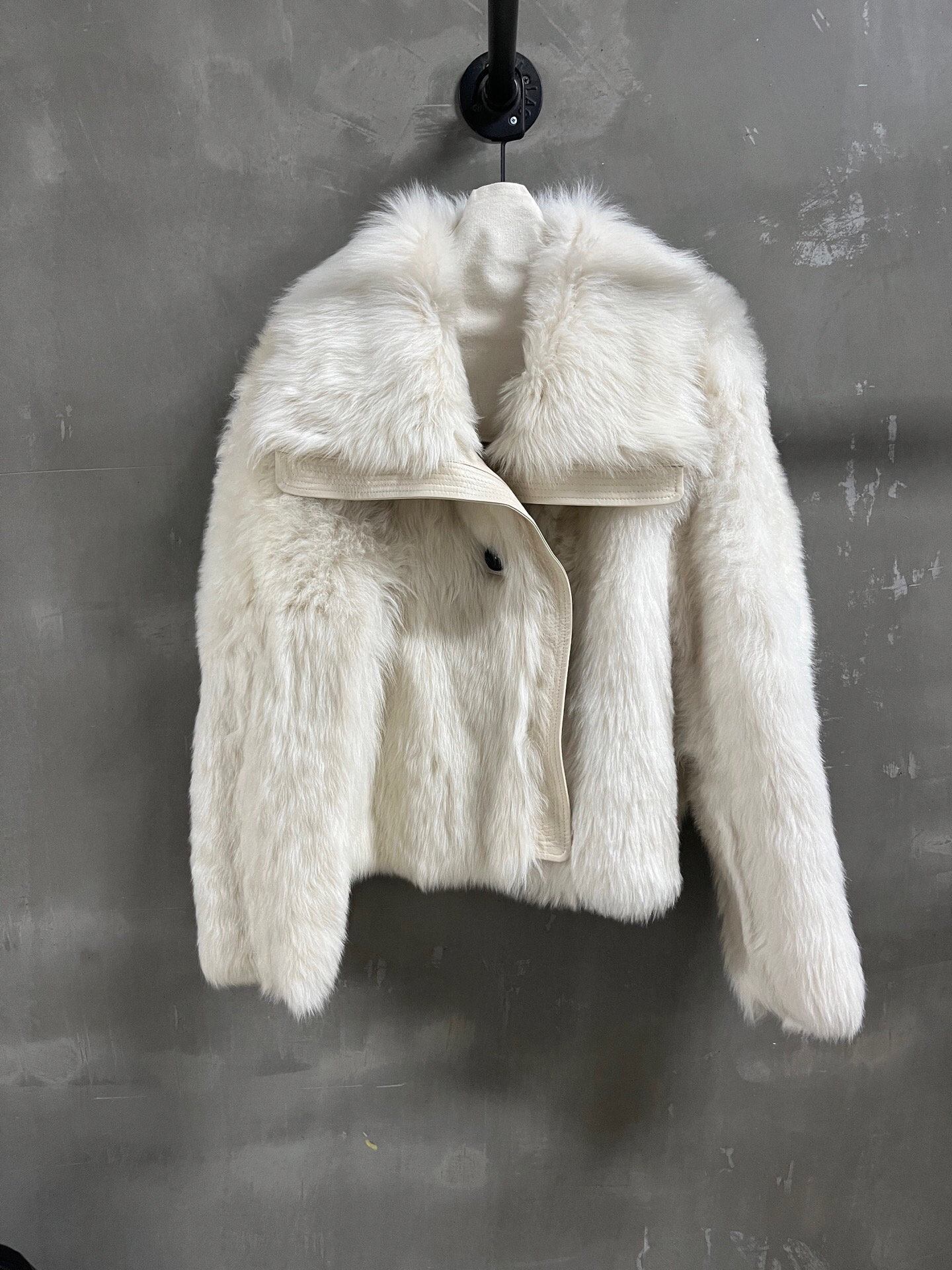 NO:884930,Special offer and benefits are here. Miu Tuscan sheepskin all-in-one unique sample dress M1, size M, bust 114, length 59, shoulder width 54, sleeve length 59, special offer, no return, no exchange, no free shipping, miumiu, sheepskin,19860909特价福利来了Miu 托斯卡纳羊皮毛一体 孤品样衣M1 尺寸M码胸围114 衣长59 肩宽54 袖长59,特价 不退不换不包邮,miumiu,sheepskin,,Women's clothing