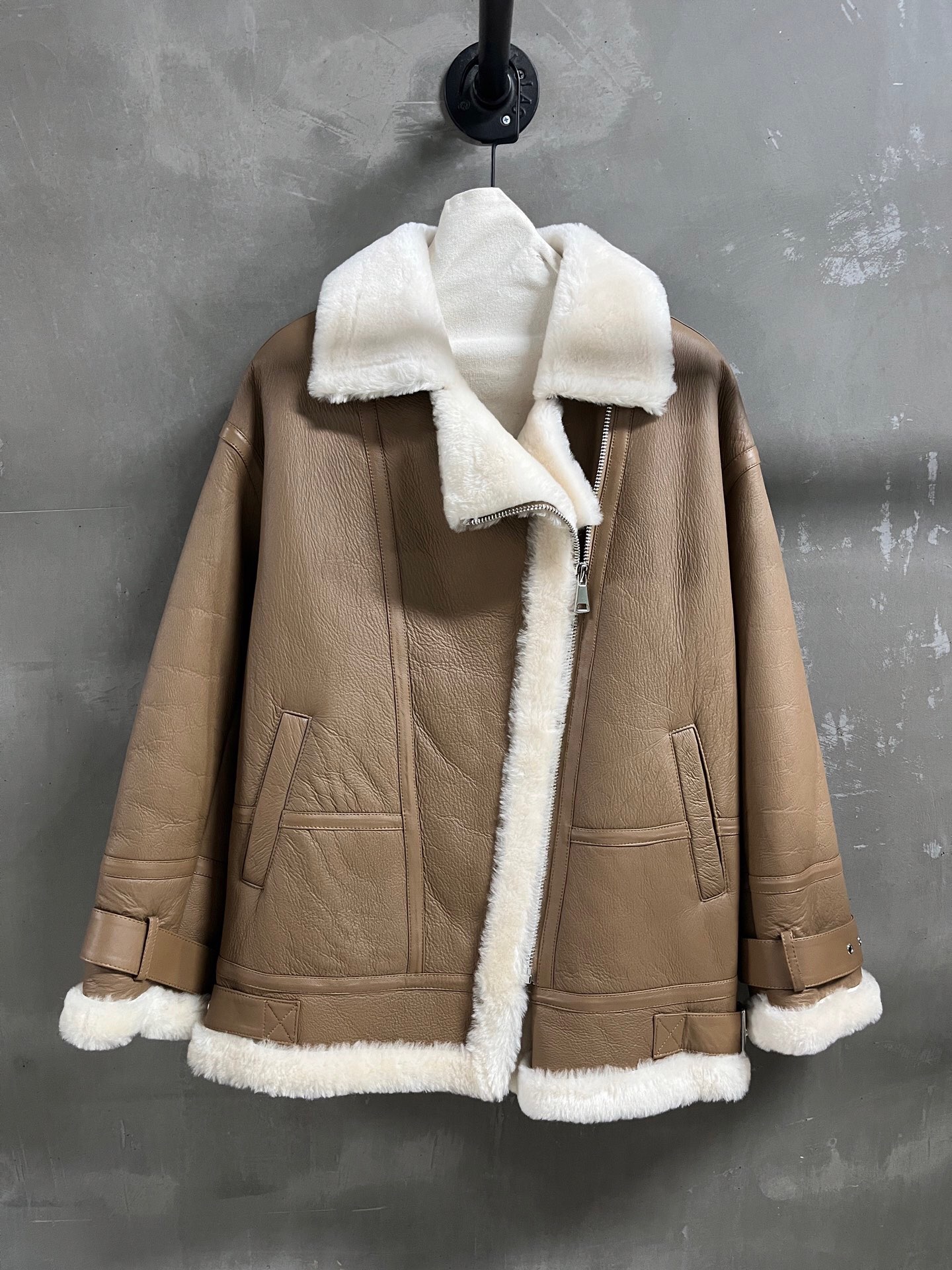 NO:884836,Special offer is coming for Saint Laurent. Sheepskin all-in-one unique sample dress M1. Size M. Bust 120. Length 69. Shoulder width 55. Sleeve length 51. Special offer. No refunds, no exchanges, no free shipping. saint laurent, sheepskin,19860909特价福利来了圣罗兰 羊皮毛一体 孤品样衣M1 尺寸M码胸围120 衣长69 肩宽55 袖长51,特价 不退不换不包邮,saint laurent,sheepskin,,Women's clothing