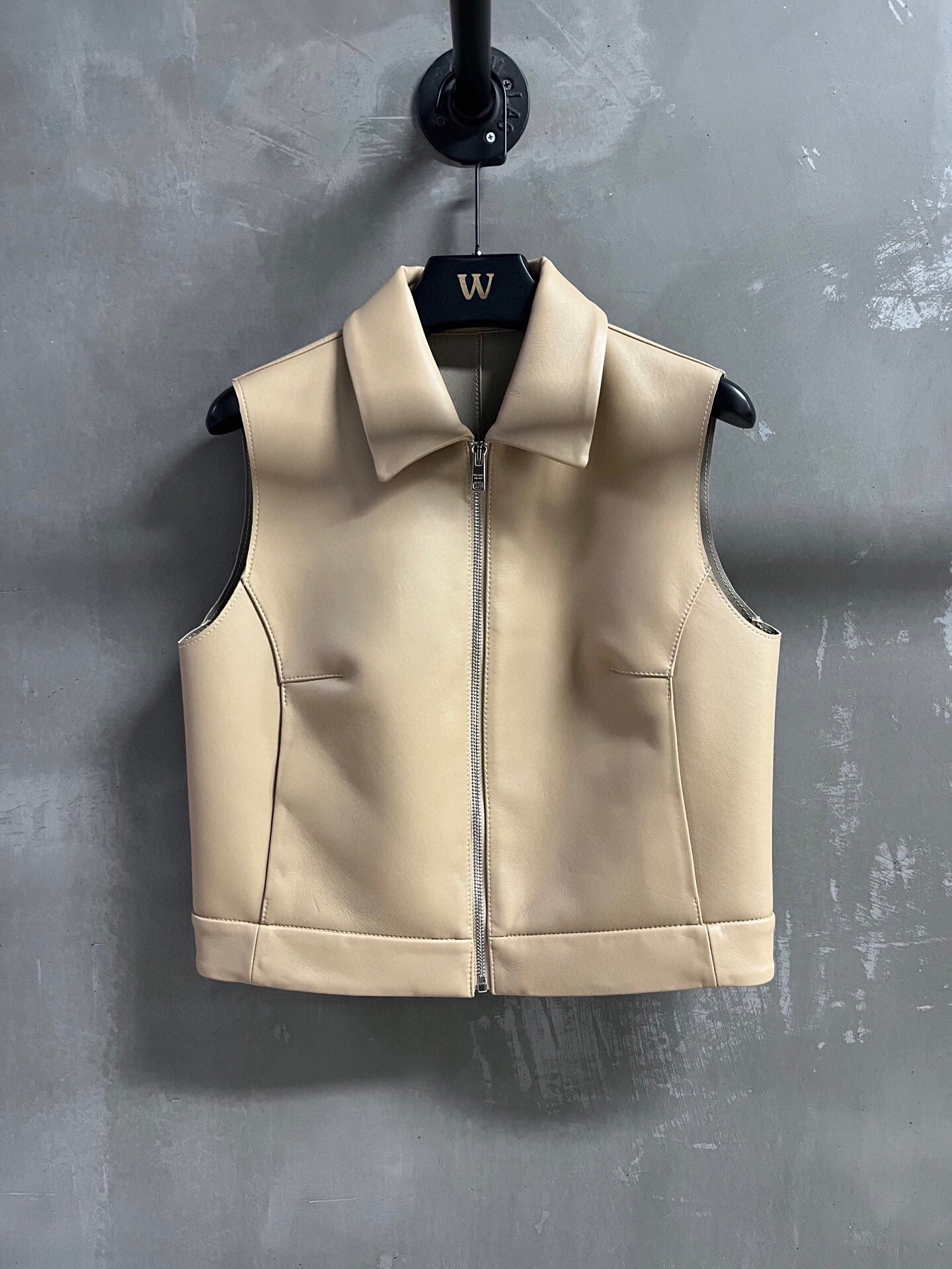 NO:884845,Special offer is here, prada sheepskin vest, one-of-a-kind sample M1, size M, bust 92, length 46, shoulder width 37, special offer, no refunds, no exchanges, no free shipping, prada, sheepskin,19860909特价福利来了prada绵羊皮皮背心孤品样衣M1 尺寸M码胸围92衣长46肩宽37,特价 不退不换不包邮,prada,sheepskin,,Women's clothing