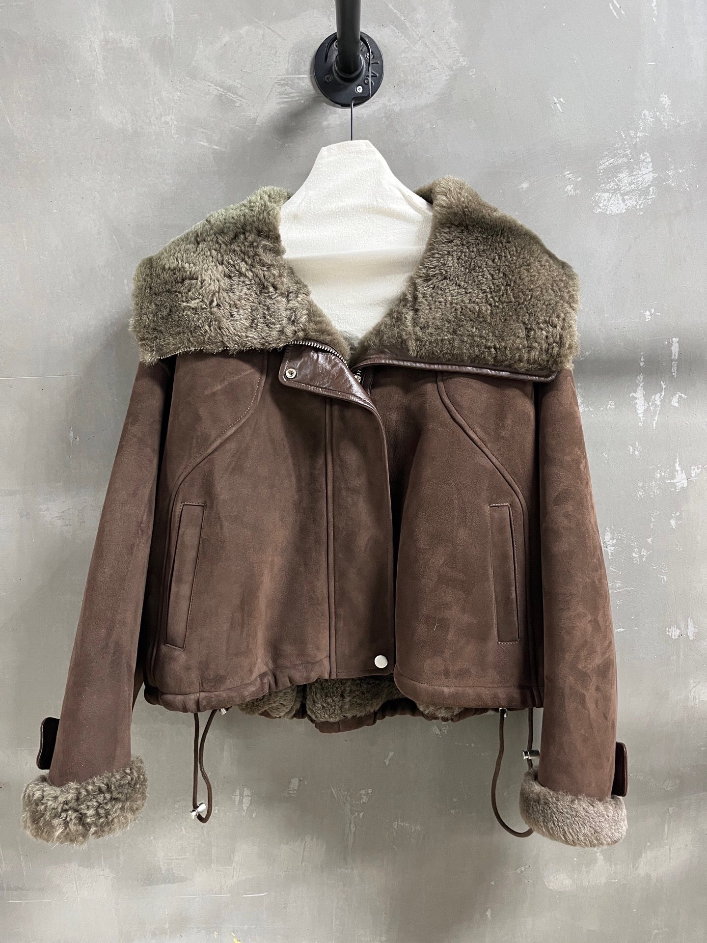 NO:884896,Special offer is here, Miu suede and fur all-in-one unique sample garment M1, size M, bust 150, shoulder width 59, sleeve length 51, dress length 60, special offer, no return, no exchange, no free shipping, miumiu,19860909特价福利来了Miu 绒面皮毛一体 孤品样衣M1 尺寸M胸围150肩宽59袖长51衣长60,特价 不退不换不包邮,miumiu,,Women's clothing