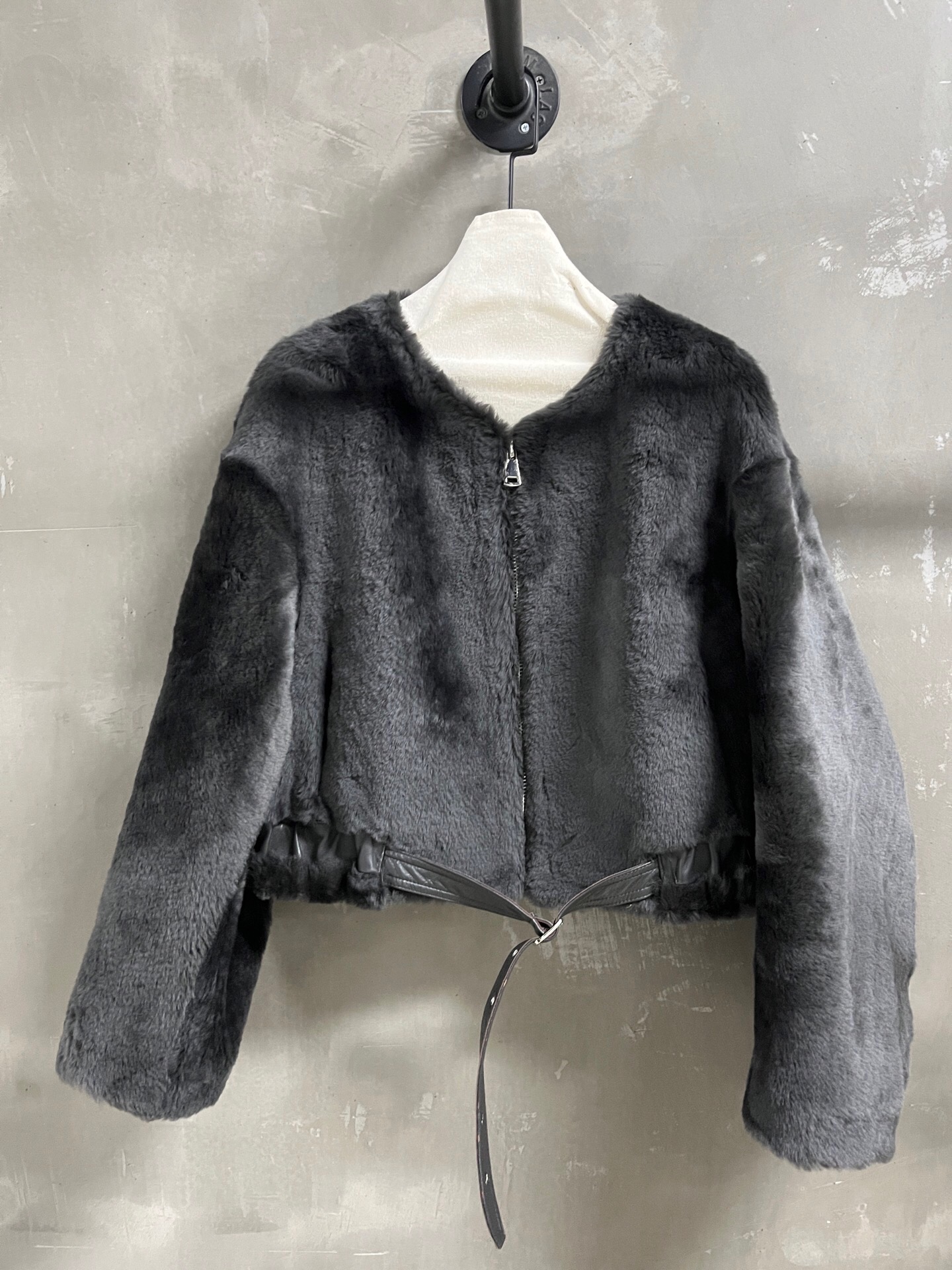 NO:884906,Special offer is here. Toteme fur-integrated unique sample garment M1. Size M. Bust 110. Shoulder width 53. Sleeve length 55. Clothes length 50. Special offer. No refunds, no exchanges, no free shipping.19860909特价福利来了Toteme 皮毛一体 孤品样衣M1 尺寸M胸围110肩宽53袖长55衣长50,特价 不退不换不包邮,,Women's clothing