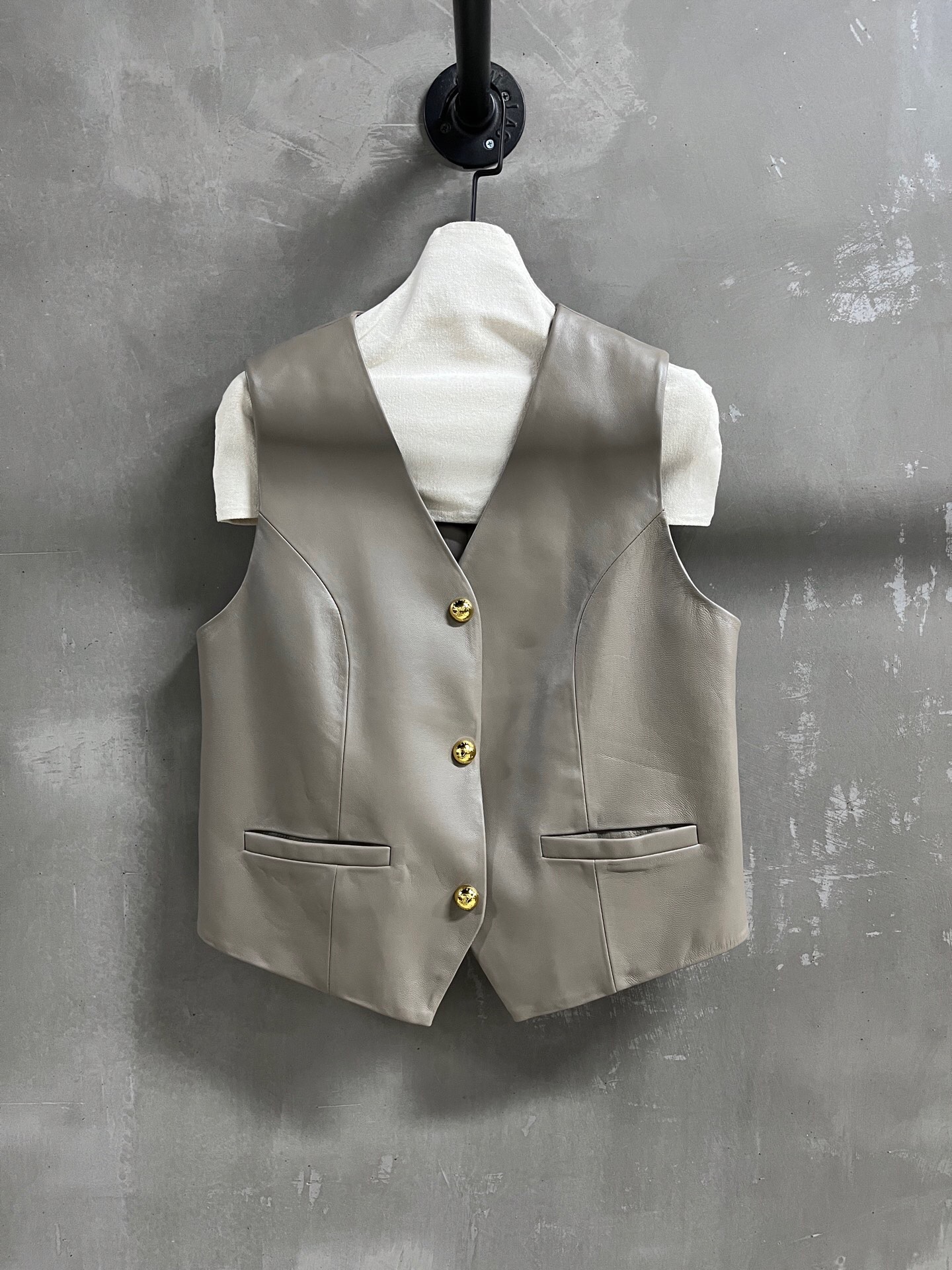 NO:884936,Special offer for lambskin vest, unique sample M1, size M, bust 98, length 48, shoulder width 35, special offer, no return, no exchange, no free shipping, sheepskin,19860909特价福利来了小羊皮马甲 孤品样衣M1 尺寸M码胸围98 衣长48 肩宽35,特价 不退不换不包邮,sheepskin,,Women's clothing