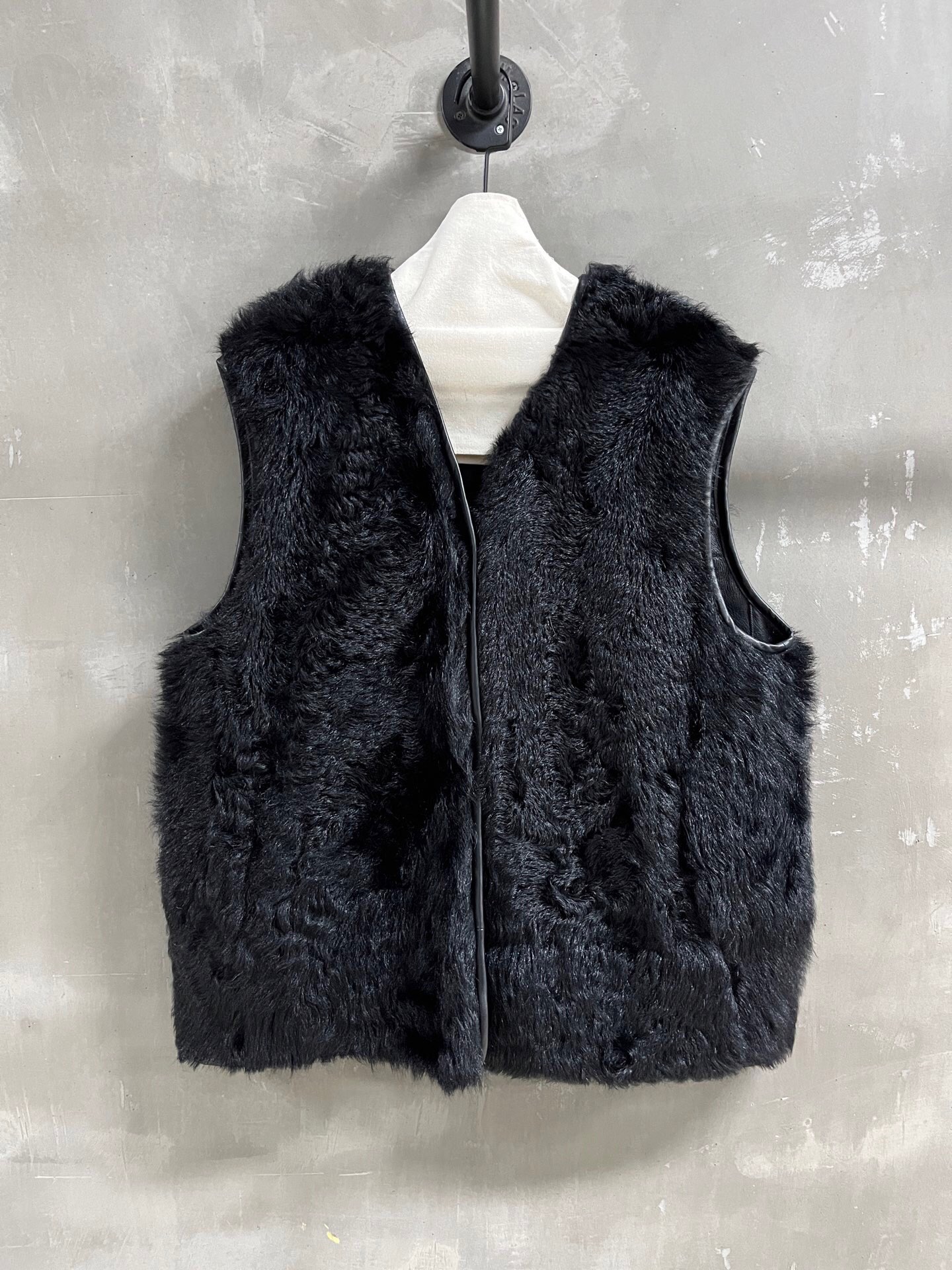 NO:884965,Special offer and benefits are here. Miu sheepskin all-in-one unique sample garment M1, size M, bust 120, length 71, shoulder width 51, special offer, no return, no exchange, no free shipping, miumiu, sheepskin,19860909特价福利来了Miu 羊皮毛一体孤品样衣M1 尺寸M码胸围120 衣长71 肩宽51,特价 不退不换不包邮,miumiu,sheepskin,,Women's clothing