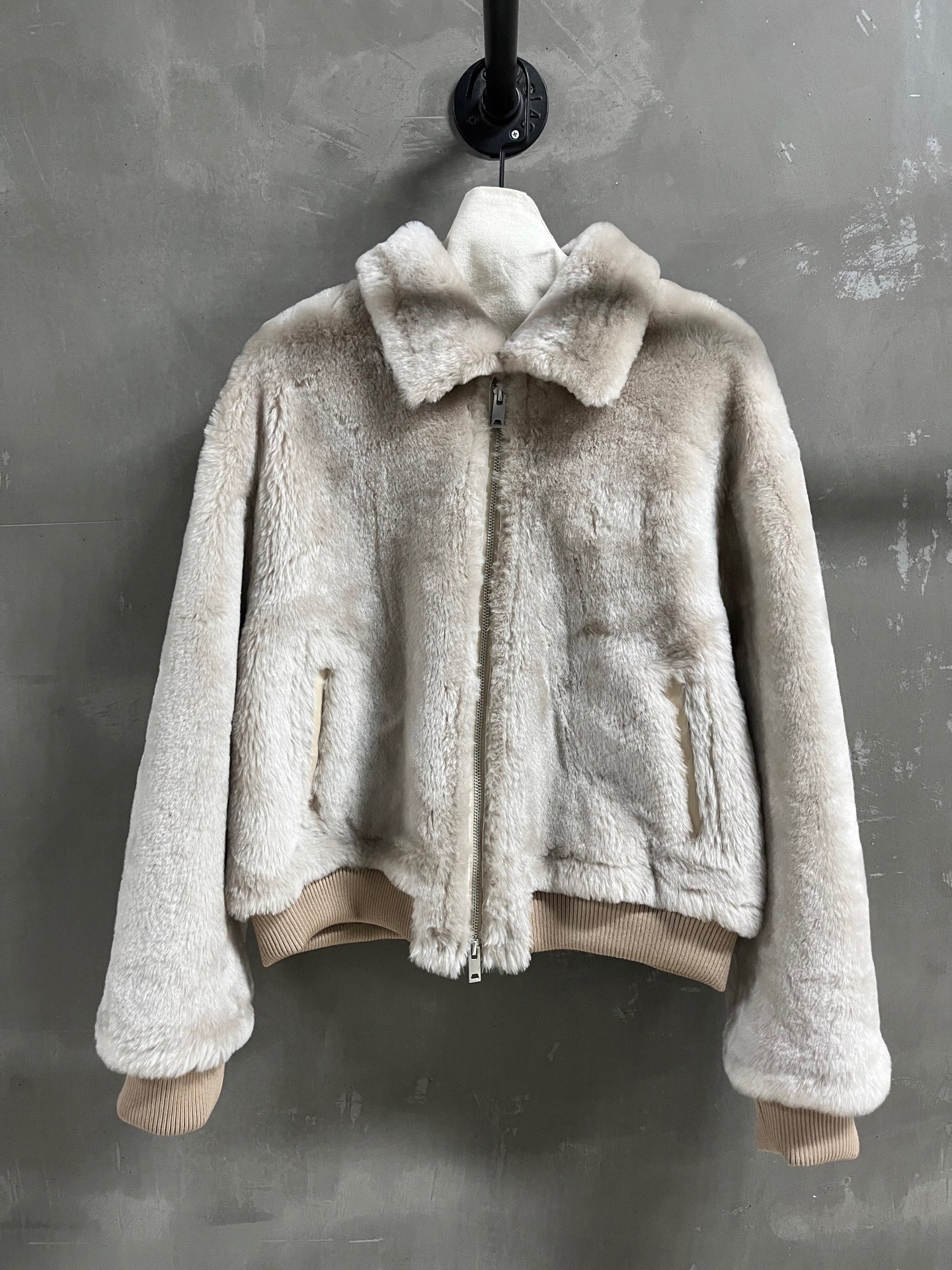 NO:884983,Special offer is here. BV sheepskin all-in-one unique sample dress M1, size M, bust 124, length 56, shoulder width 51, sleeve length 56, special offer, no return, no exchange, no free shipping, bottega veneta, sheepskin,19860909特价福利来了BV羊皮毛一体孤品样衣M1 尺寸M码胸围124 衣长56 肩宽51 袖长56,特价 不退不换不包邮,bottega veneta,sheepskin,,Women's clothing